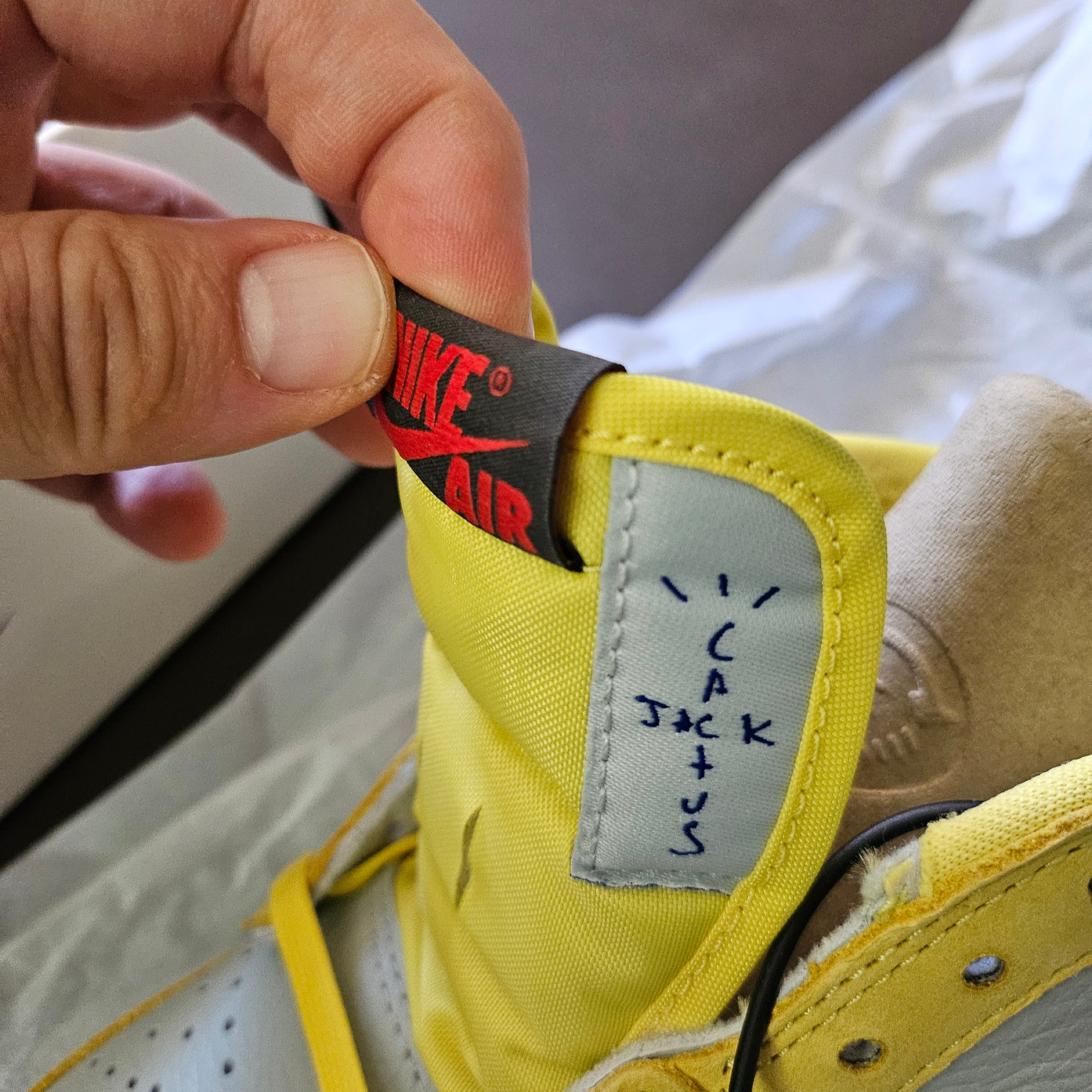 (W) Jordan 1 x Travis Scott Retro Low OG SP Canary 착용 스타일 - 8