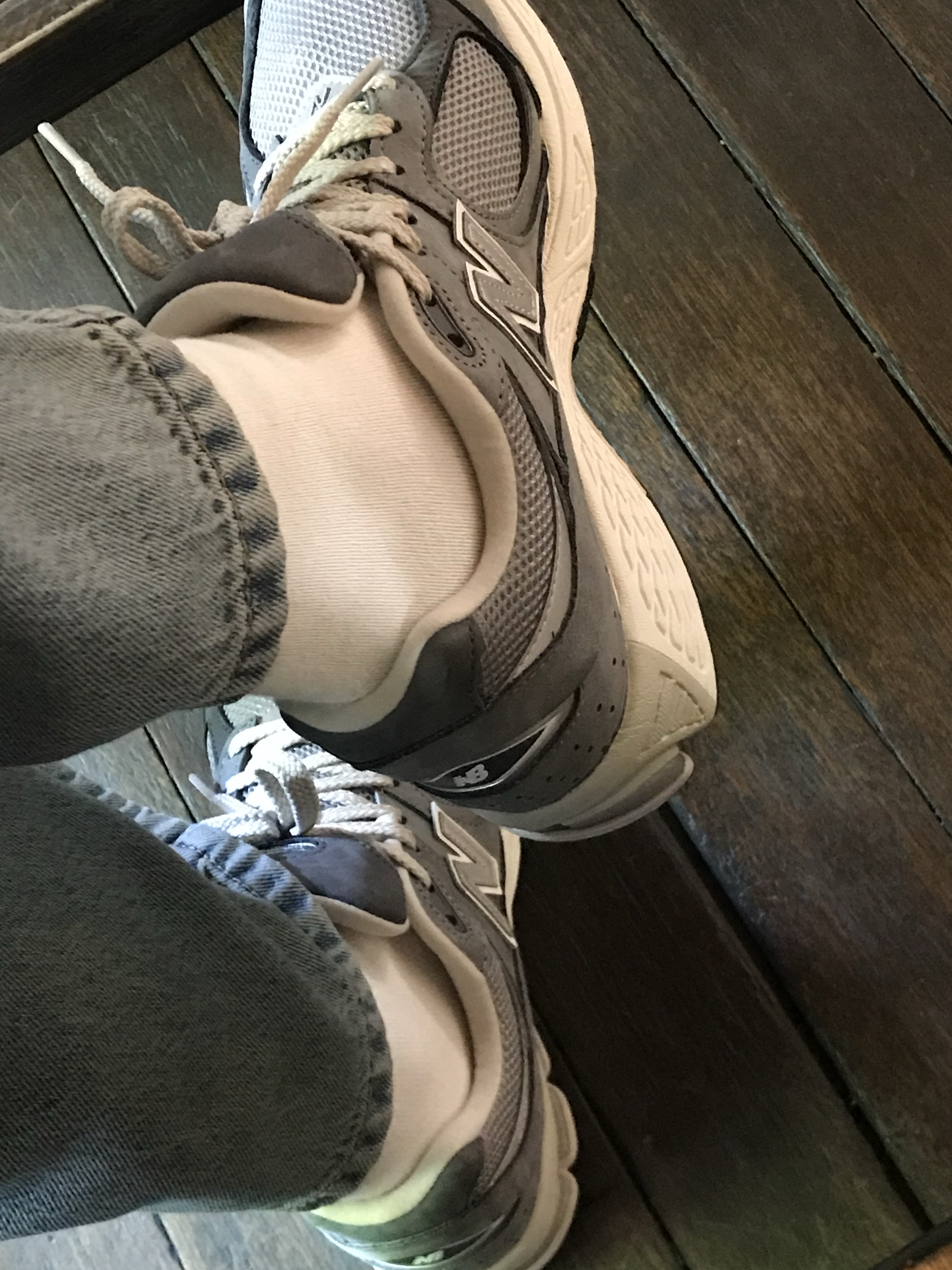 New Balance 2002R Premium Vintage Grey 착용 스타일 - 1