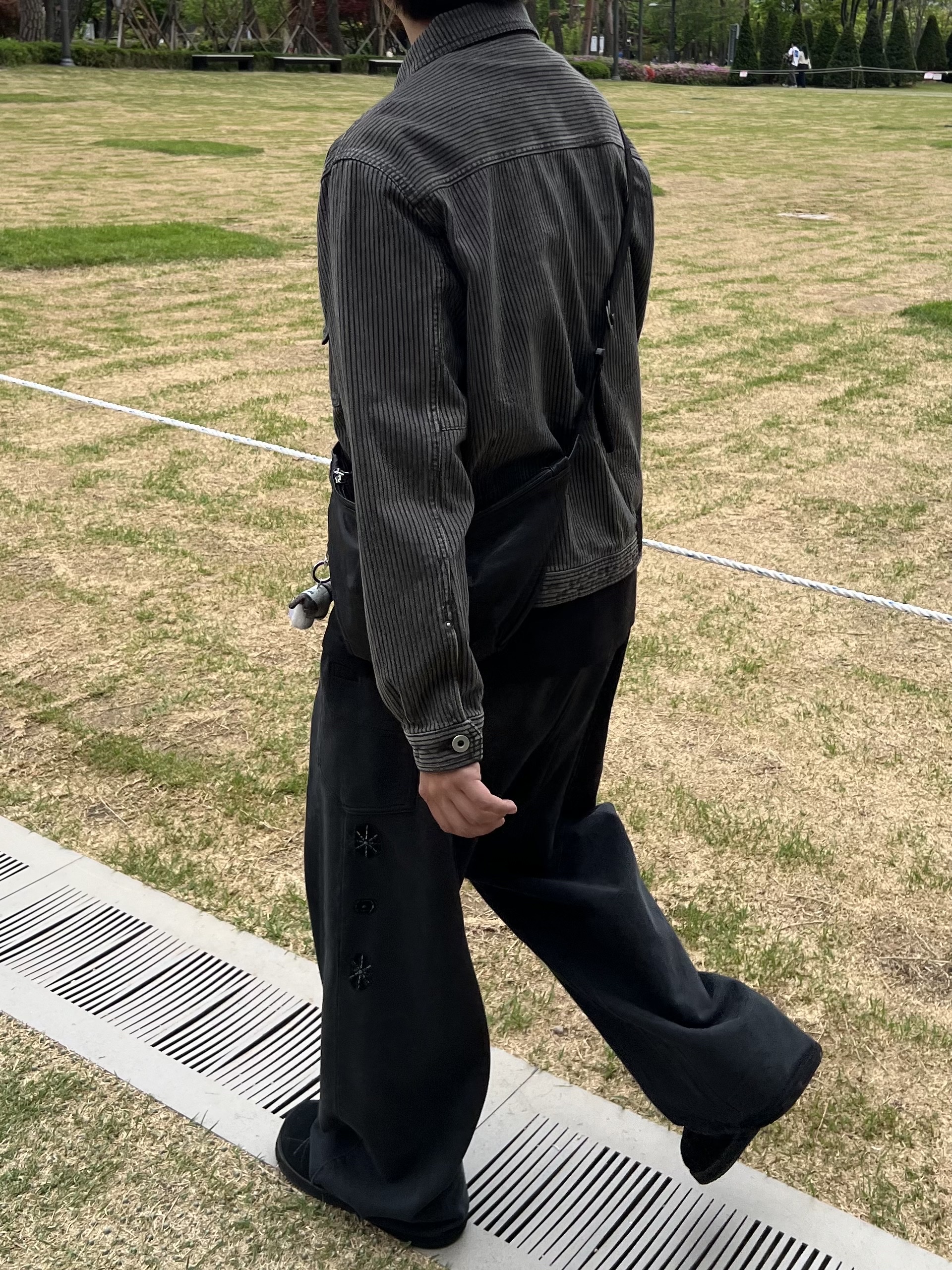 Polyteru Used Trucker Jacket Dyed Gray (Striped, Japanese Fabric), Polyteru 1/2 Graphic T-Shirt 'A Few Good Men' Washed Black 착용 스타일 - 3