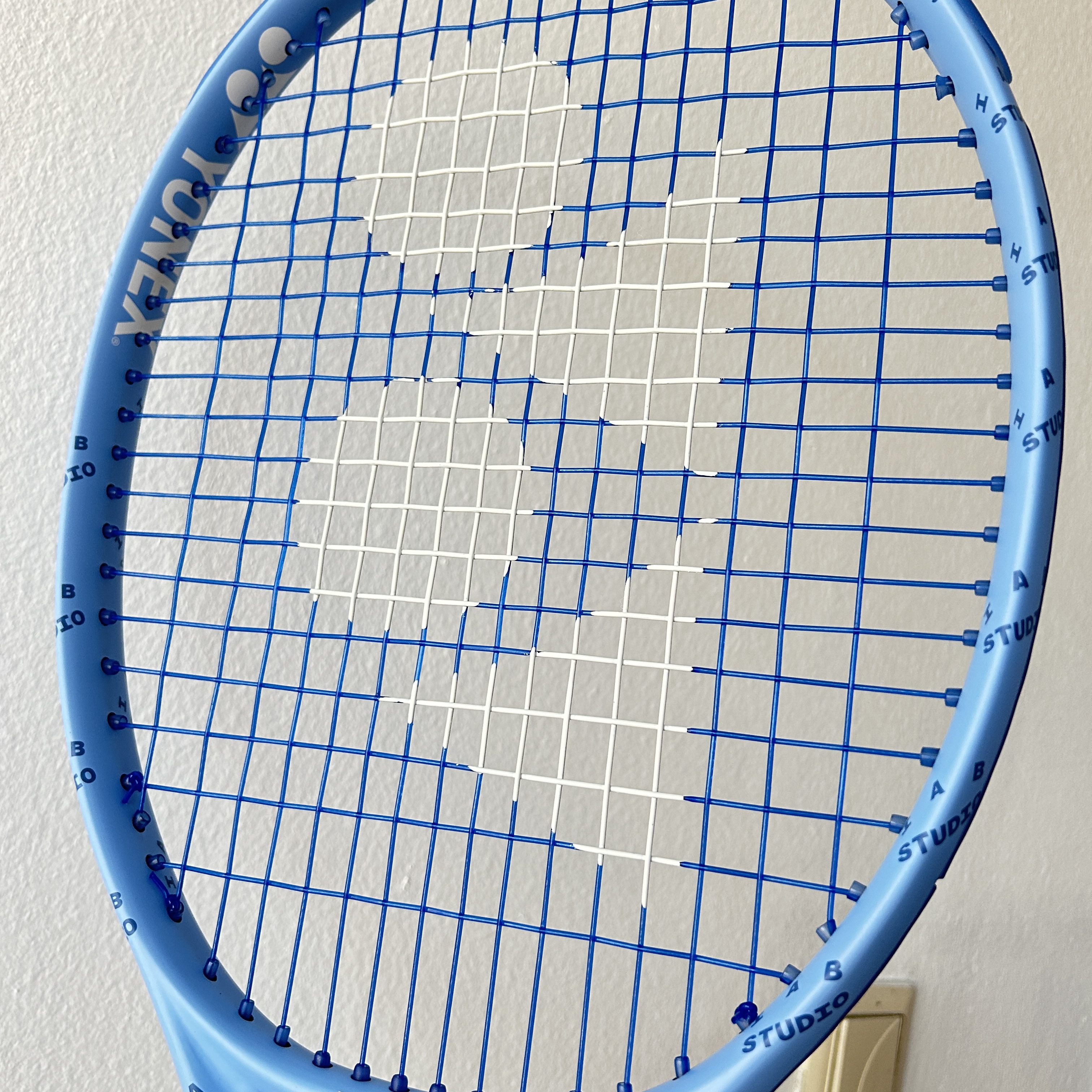 IAB Studio x Yonex Ezone Tennis Racket 착용 스타일 - 2