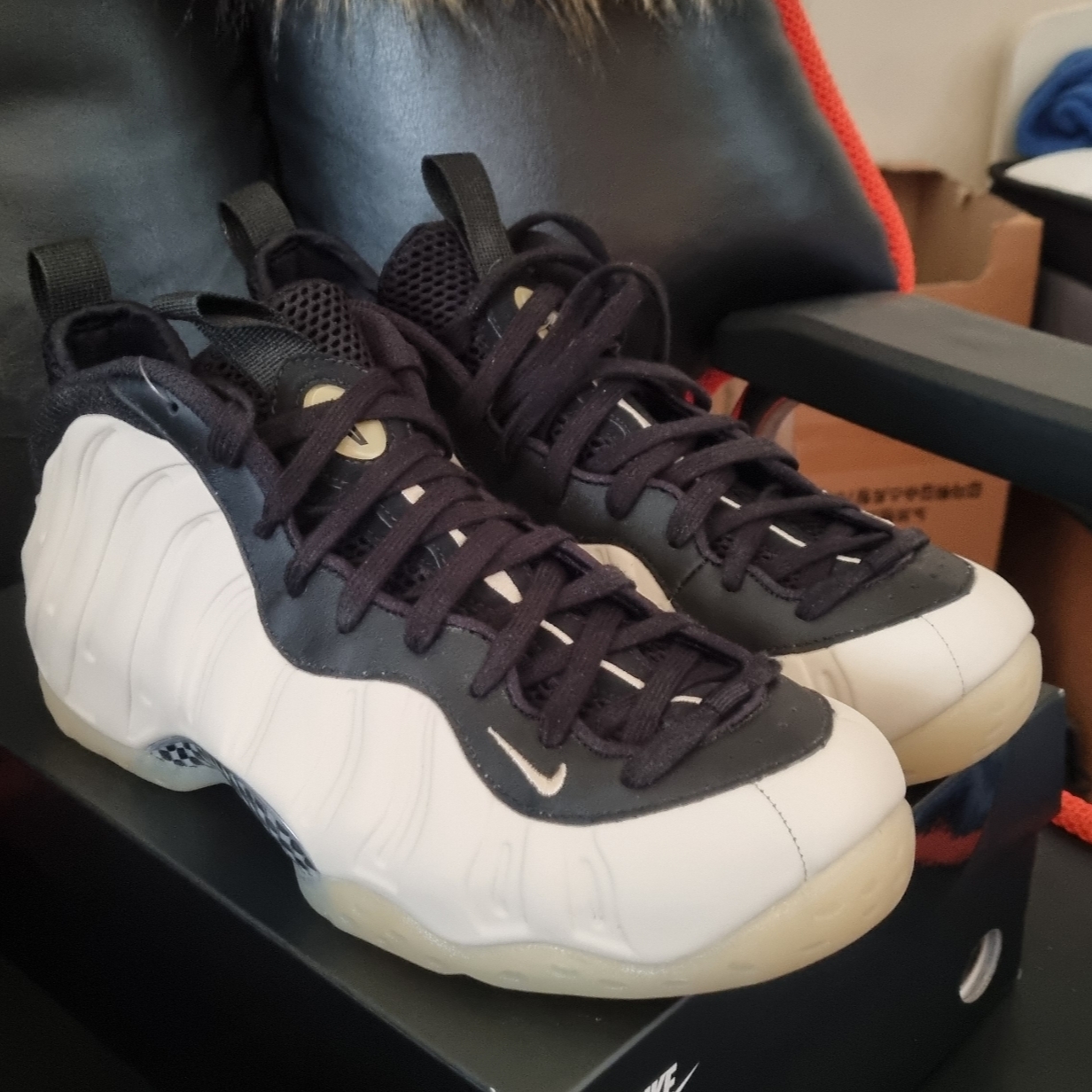 Nike Air Foamposite One Light Orewood Brown and Black 착용 스타일 - 1