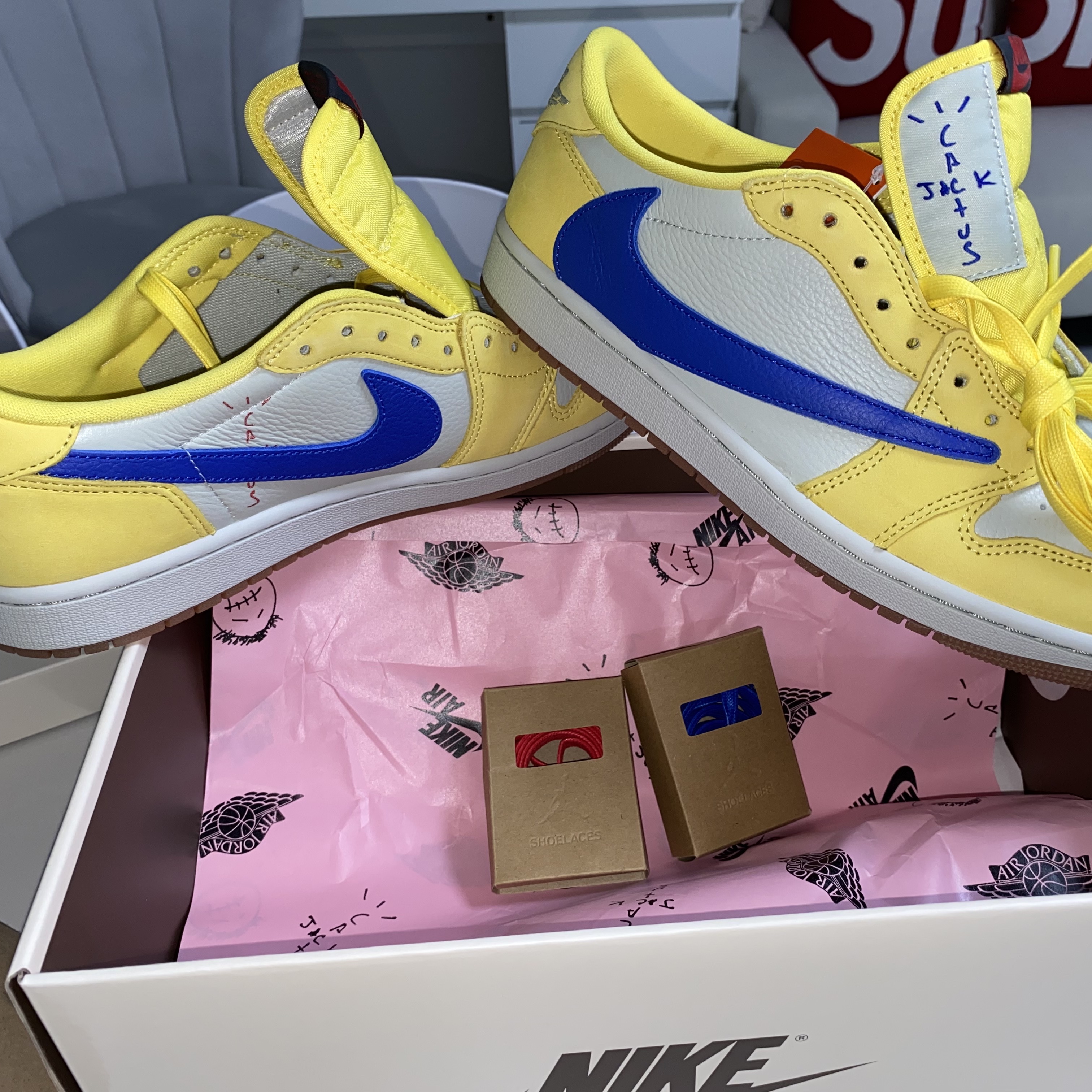 (W) Jordan 1 x Travis Scott Retro Low OG SP Canary 착용 스타일 - 5