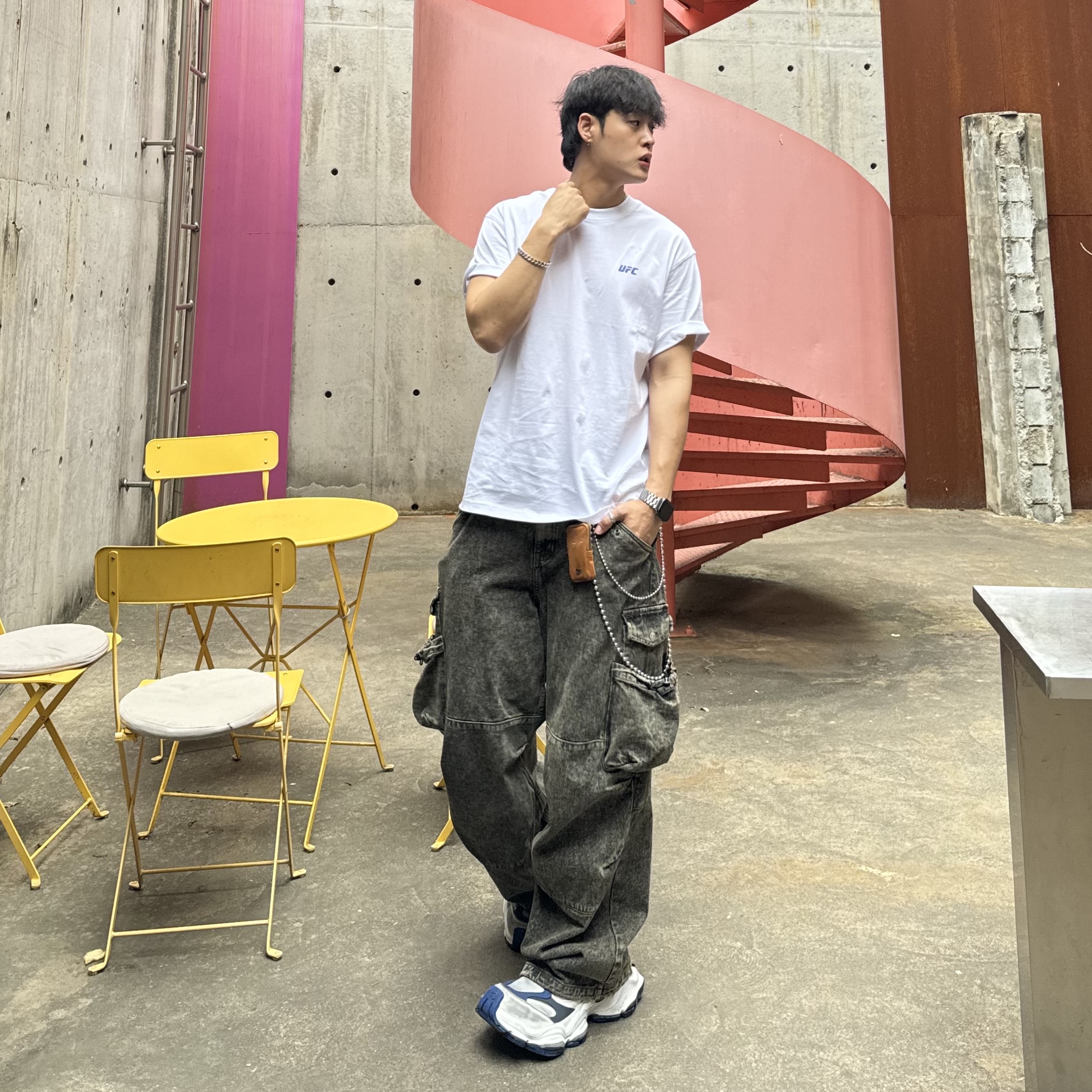 Balenciaga Cargo Sneakers Grey White Blue 착용 스타일 - 3