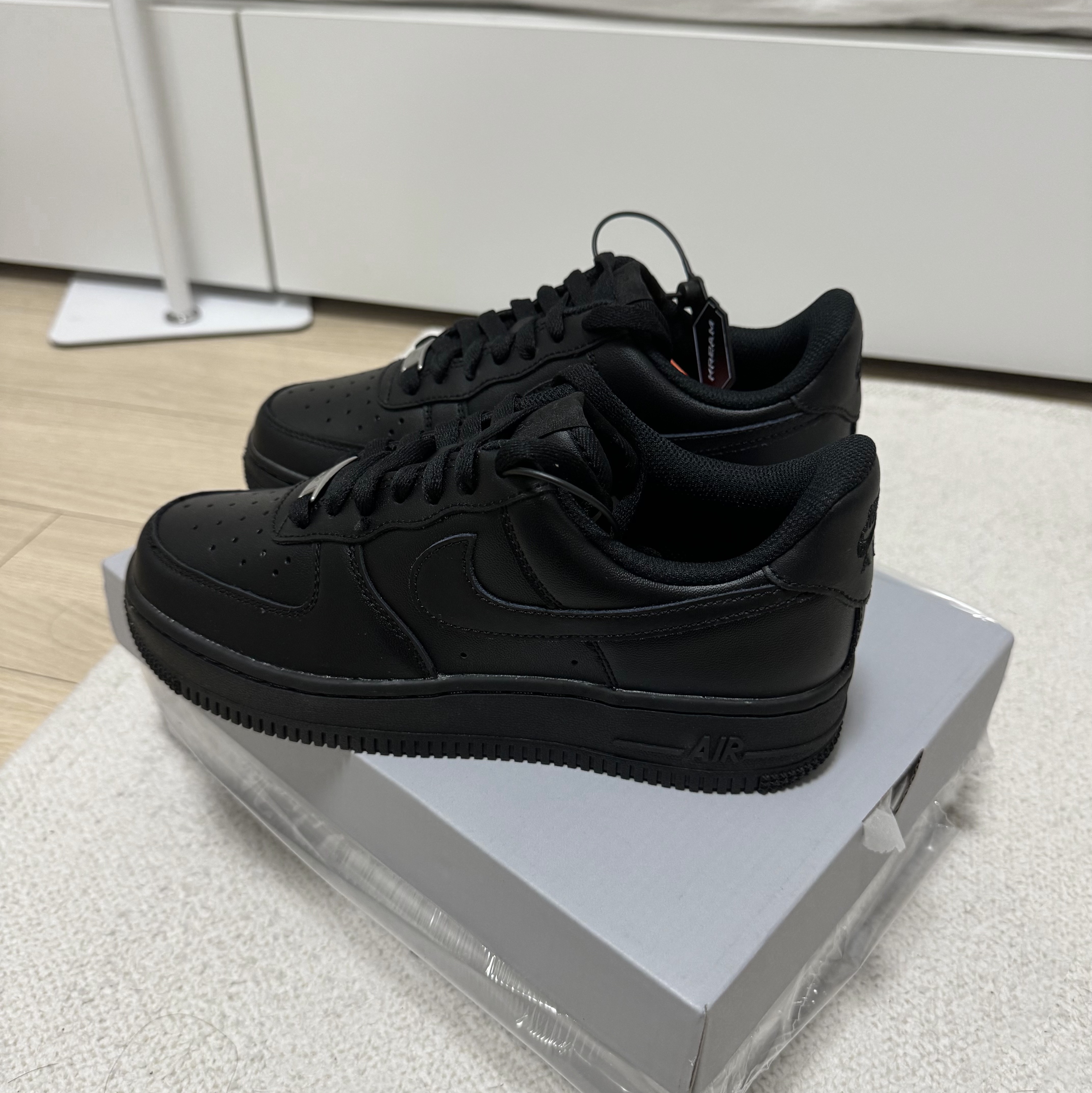 (W) Nike Air Force 1 '07 Low Triple Black 착용 스타일