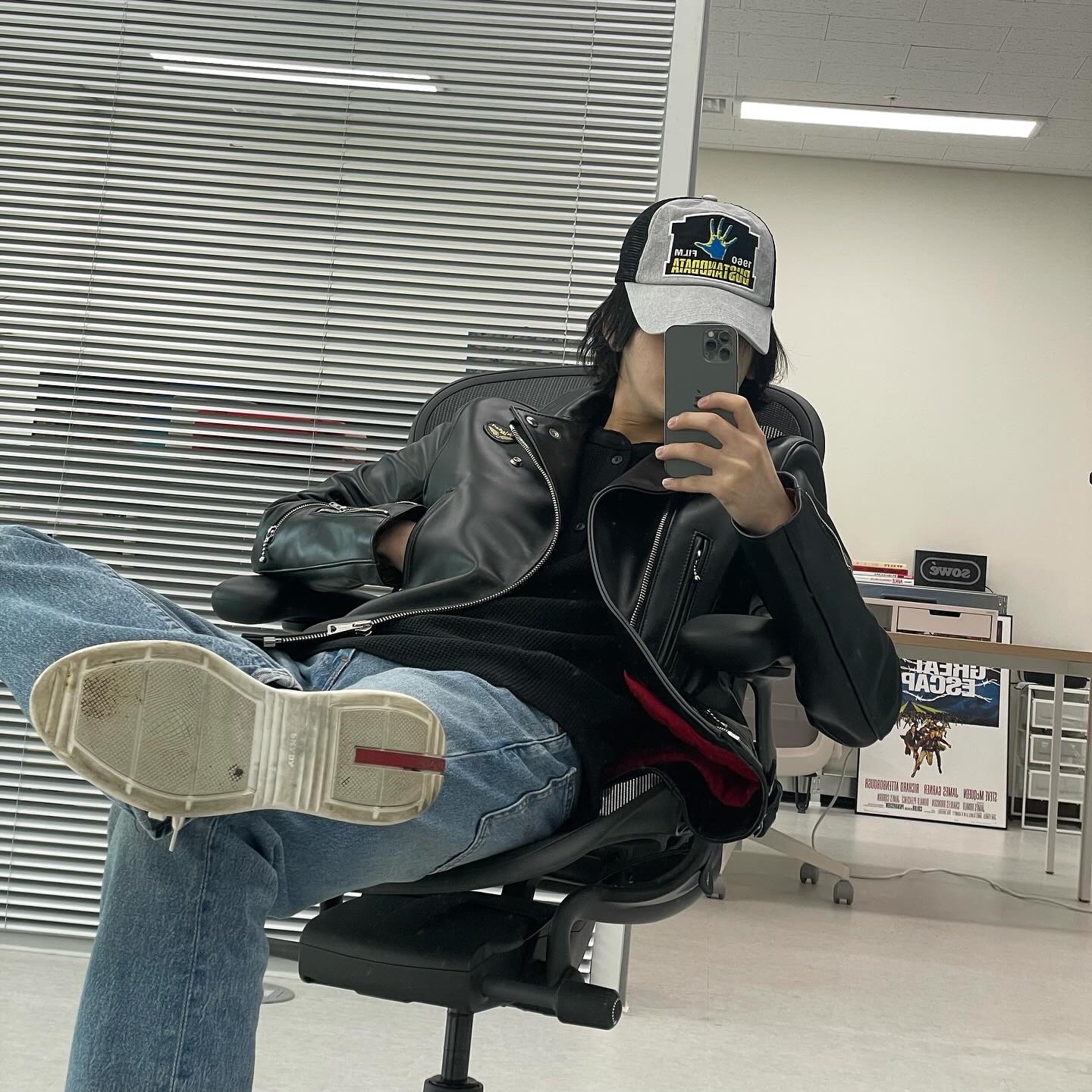 Dust and Data Psycho Hand Trucker Cap Grey, Prada America's Cup Sneakers White Silver 착용 스타일