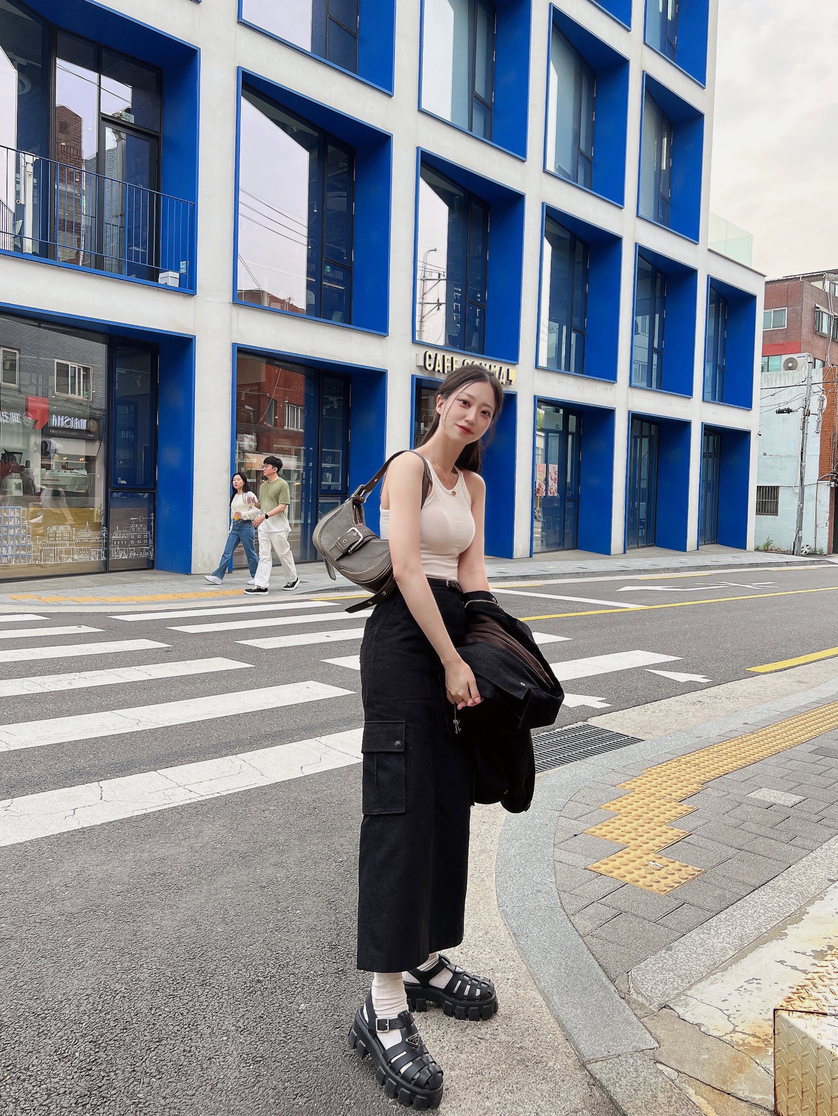 (W) Prada Rubber Sandal Black 착용 스타일 - 3