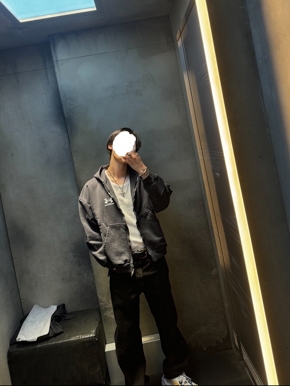 Balenciaga x Under Armour Oversized Fit T-Shirt Black White, (W) Balenciaga x Under Armour Regular Fit Zip-Up Hoodie Black White 착용 스타일 - 2