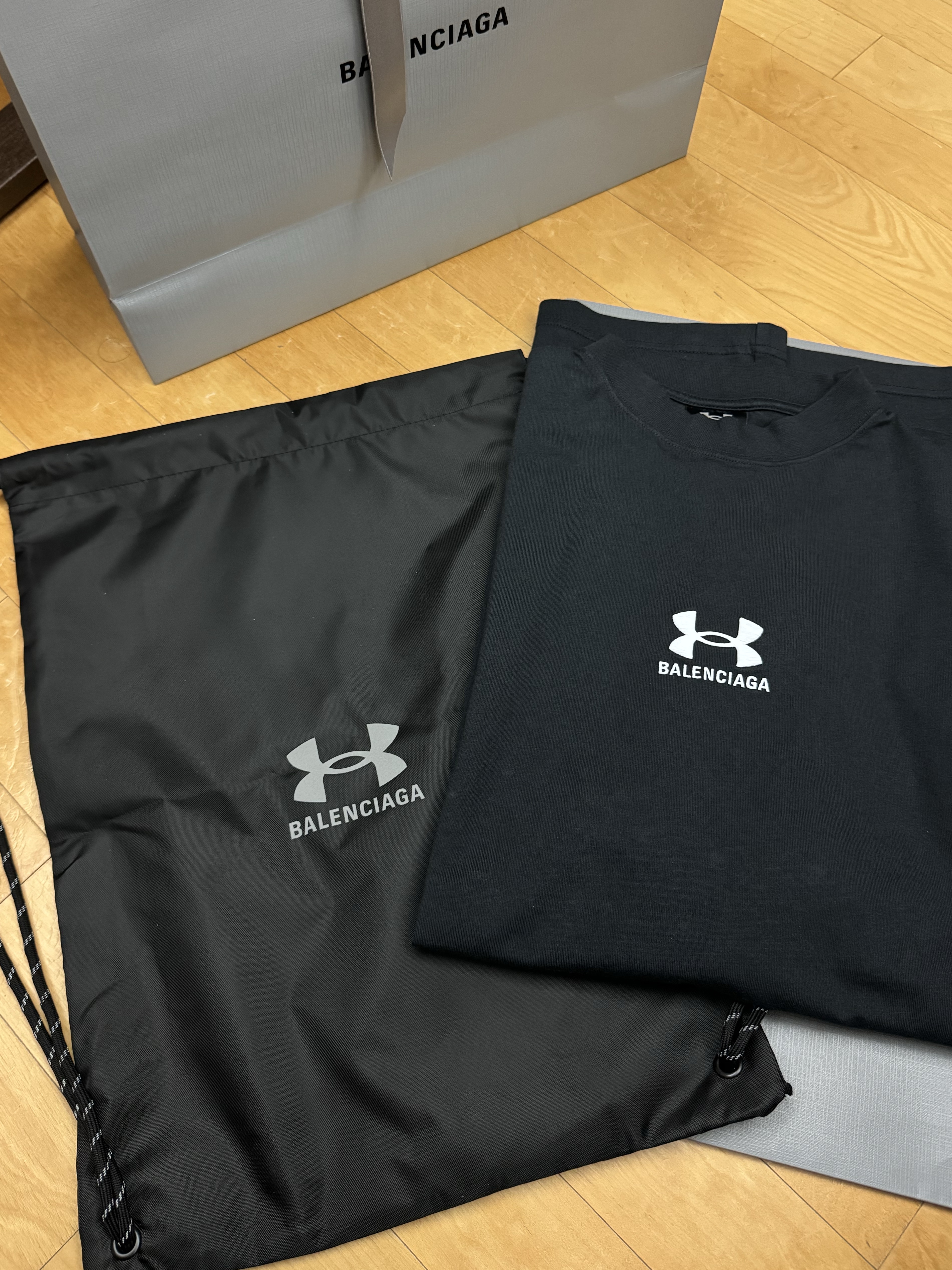 Balenciaga x Under Armour Oversized Fit T-Shirt Black White, (W) Balenciaga x Under Armour Regular Fit Zip-Up Hoodie Black White 착용 스타일 - 3