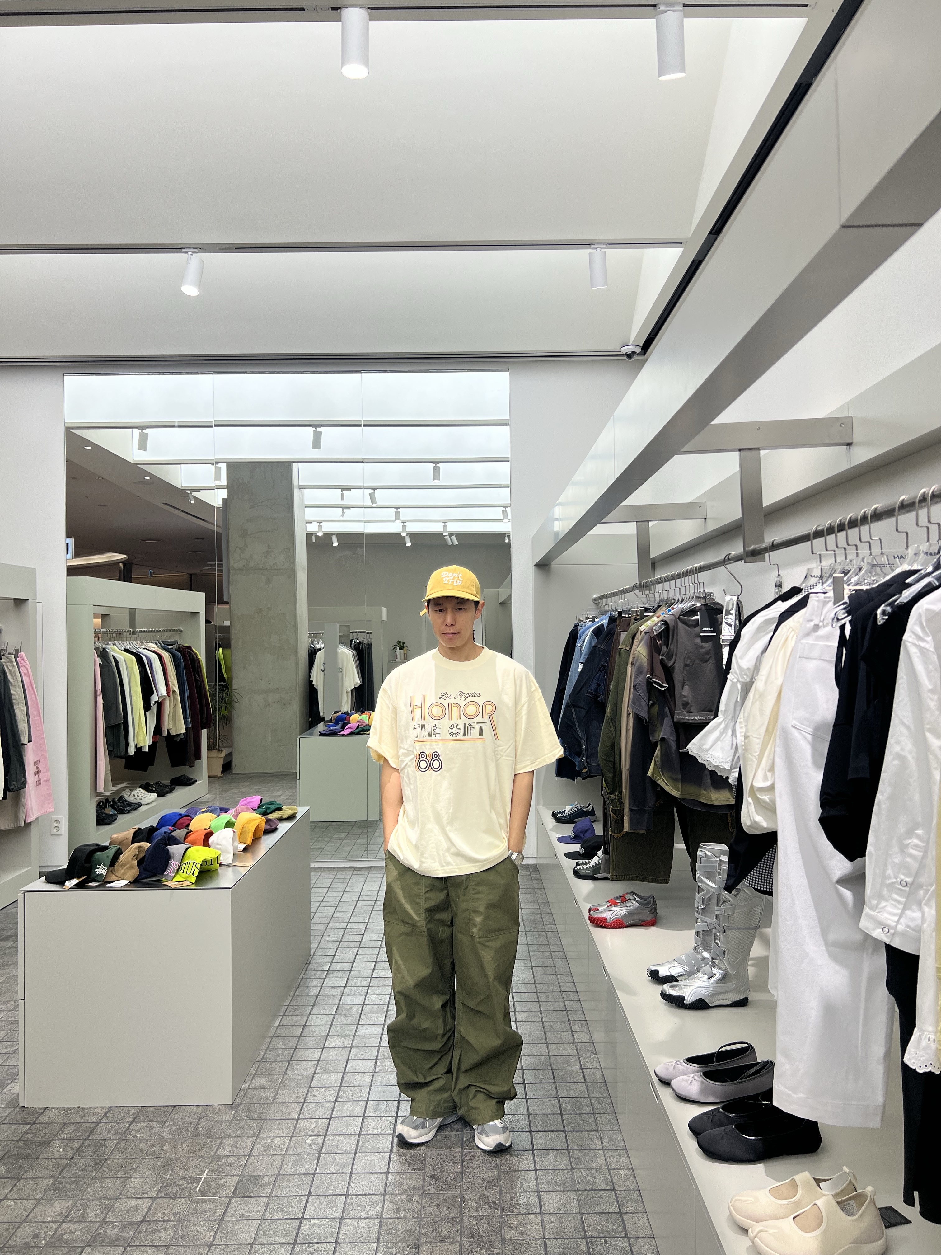 Free & Easy Don't Trip Washed Hat Mustard, Honor the Gift Retro Honor Tee Tan 착용 스타일