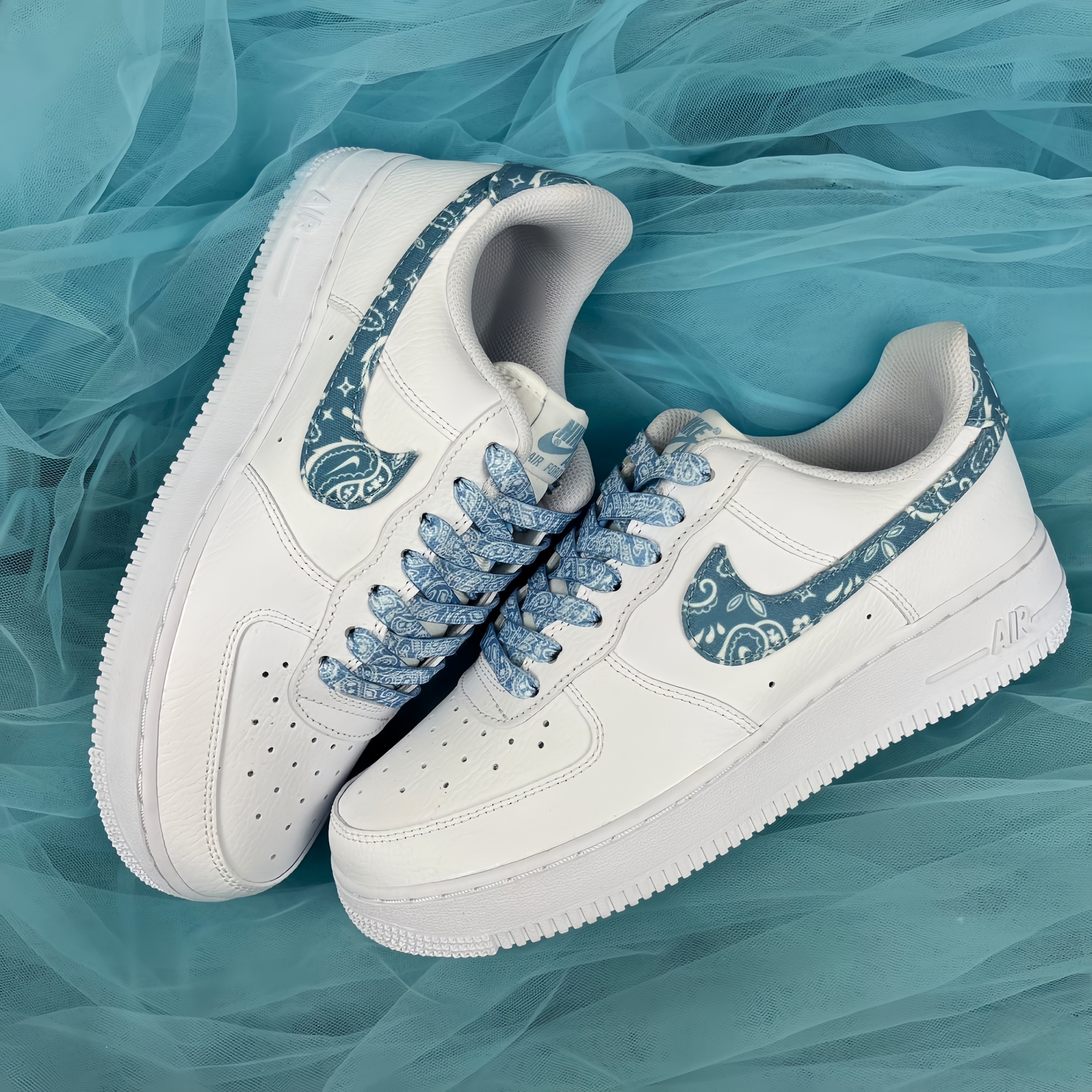 (W) Nike Air Force 1 '07 Essential Paisley Swoosh White Worn Blue 착용 스타일