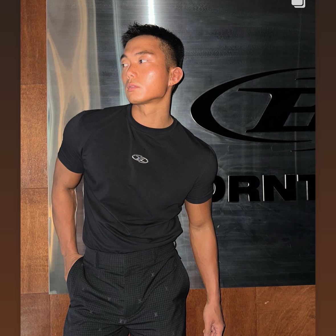 BORN TO WIN Silver B Logo Muscle Fit T-Shirts Black 착용 스타일