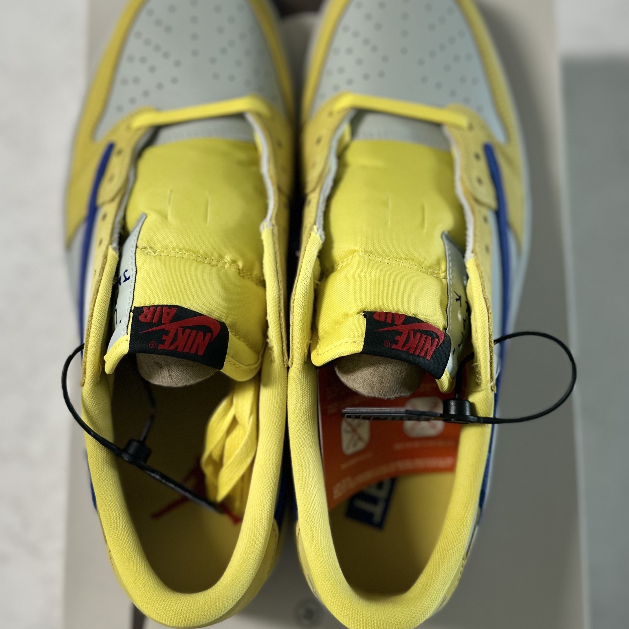 (W) Jordan 1 x Travis Scott Retro Low OG SP Canary 착용 스타일 - 1