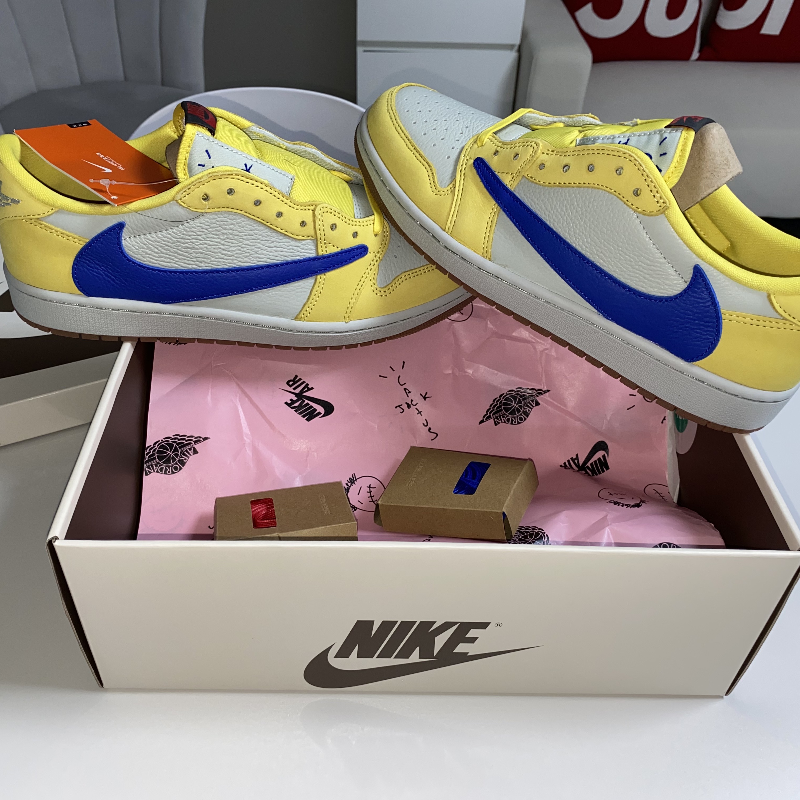 (W) Jordan 1 x Travis Scott Retro Low OG SP Canary 착용 스타일 - 1