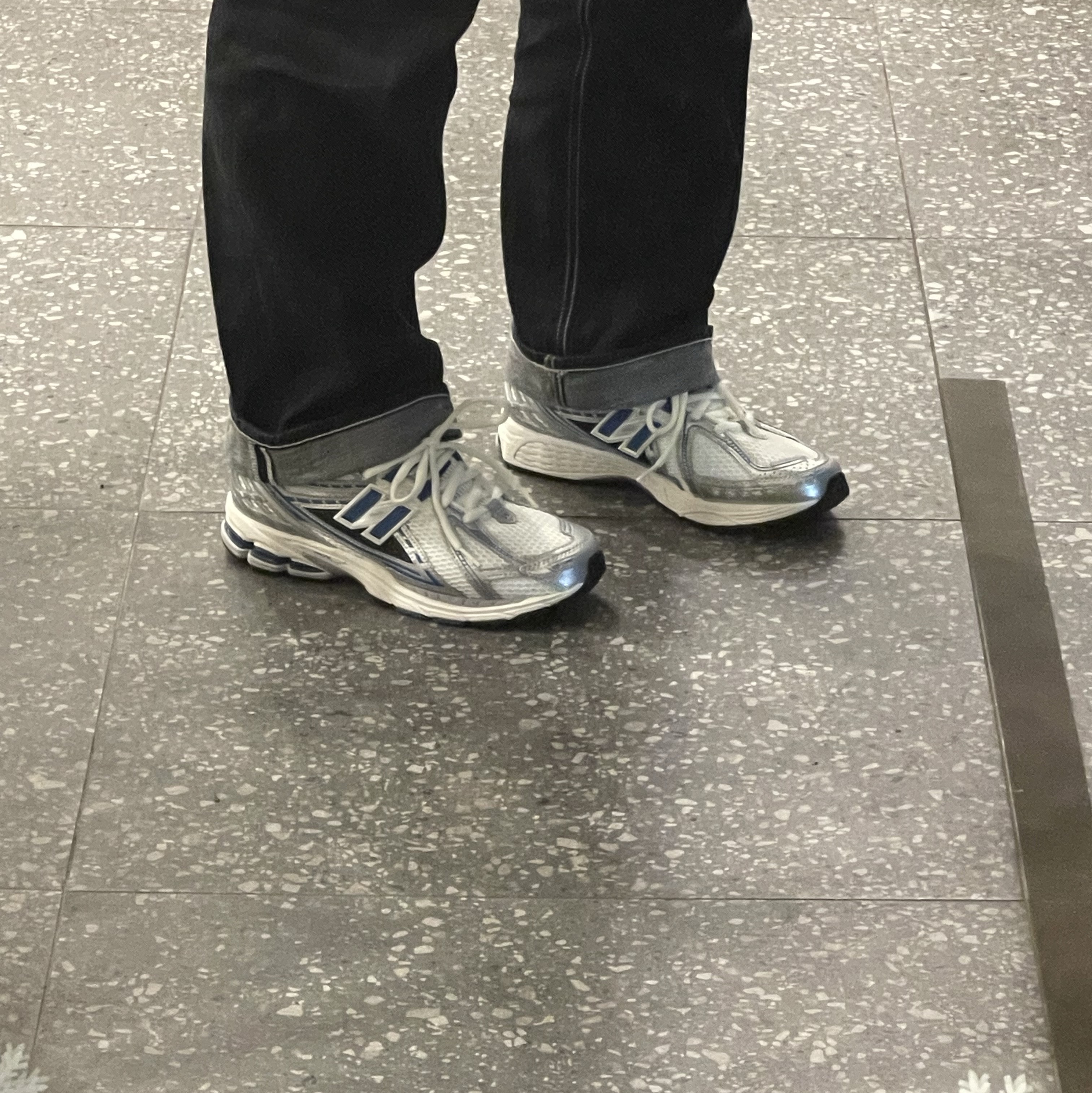 New Balance 1906R Silver Metallic Blue 착용 스타일 - 1