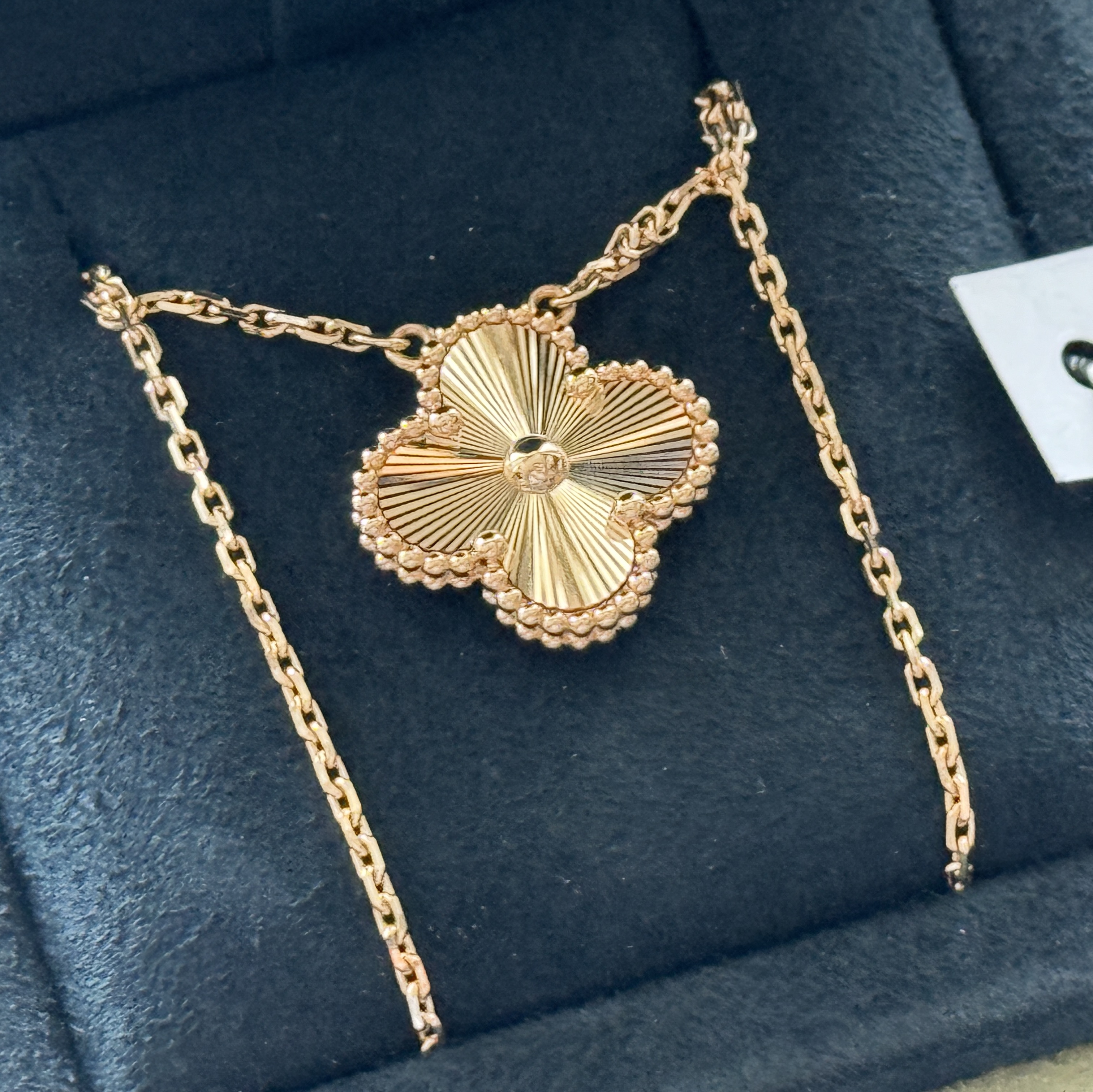 (W) Van Cleef & Arpels Vintage Alhambra Pendant Guilloche Yellow Gold 착용 스타일 - 2