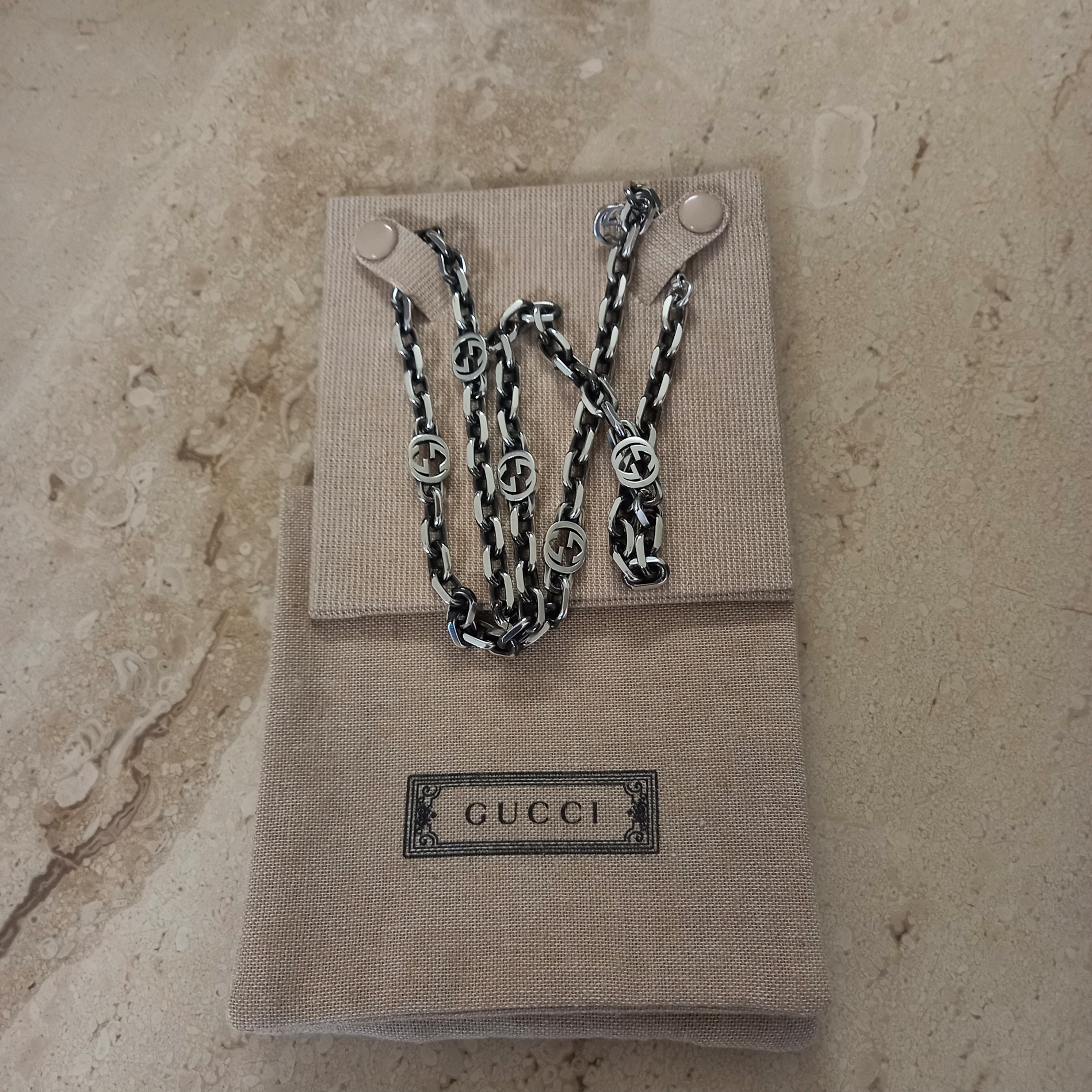 Gucci Silver Necklace With Interlocking G Silver Aged Finish, Celine Medium Messenger Bag in Triomphe Canvas with Celine Print Black 착용 스타일 - 3