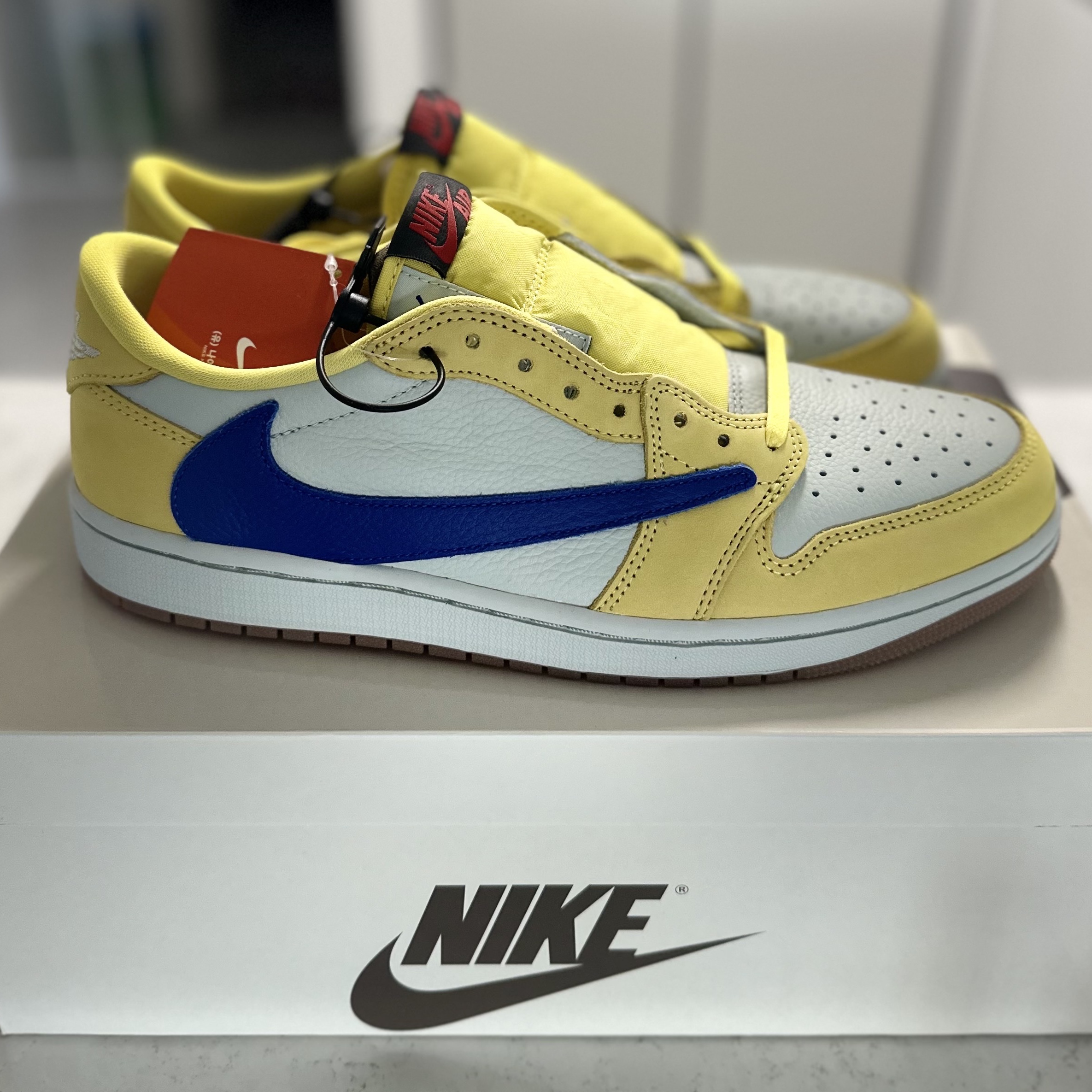 (W) Jordan 1 x Travis Scott Retro Low OG SP Canary 착용 스타일 - 3