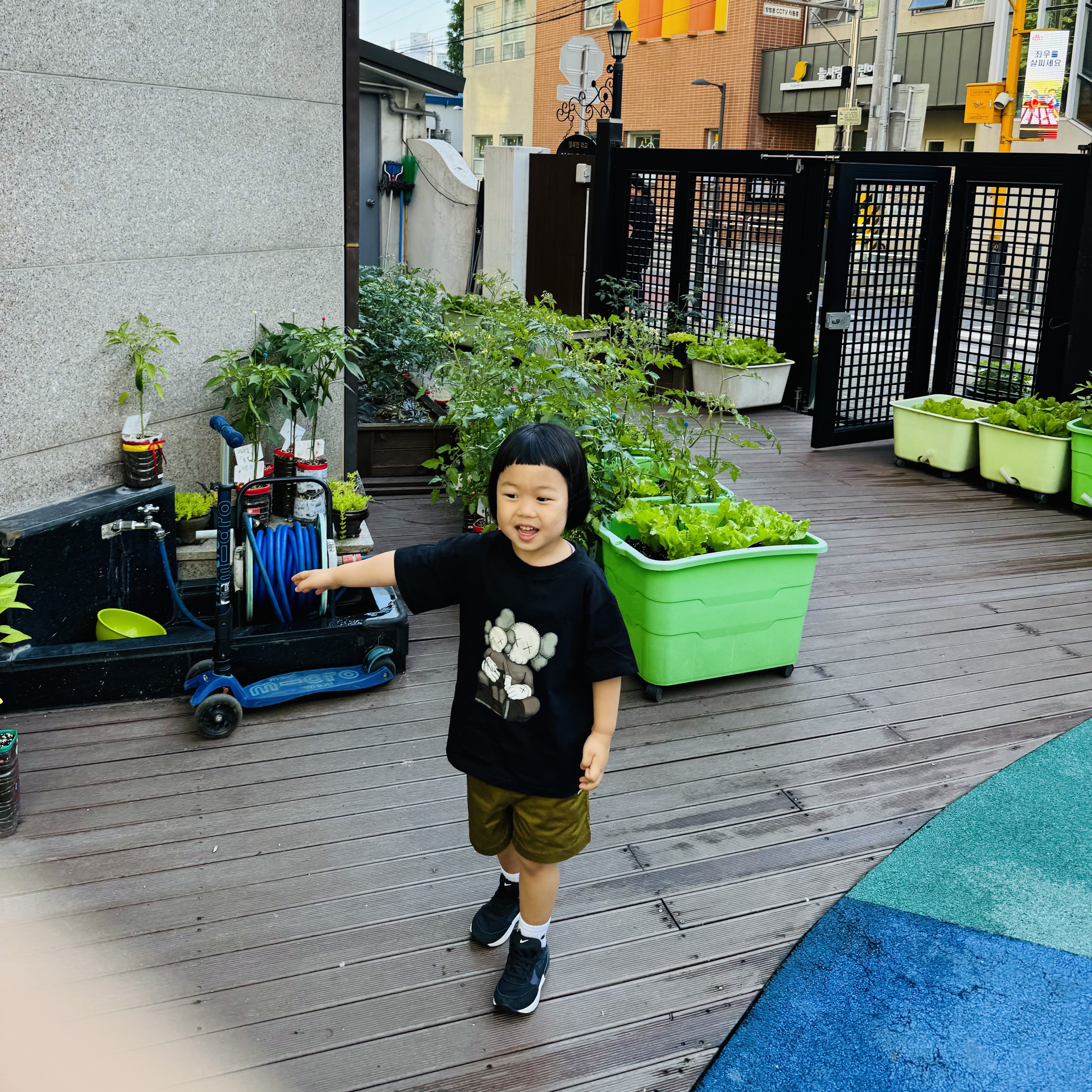 (Kids) Uniqlo UT x Kaws Short Sleeve Graphic T-Shirt Black, (TD) Nike Waffle One Black 착용 스타일 - 1