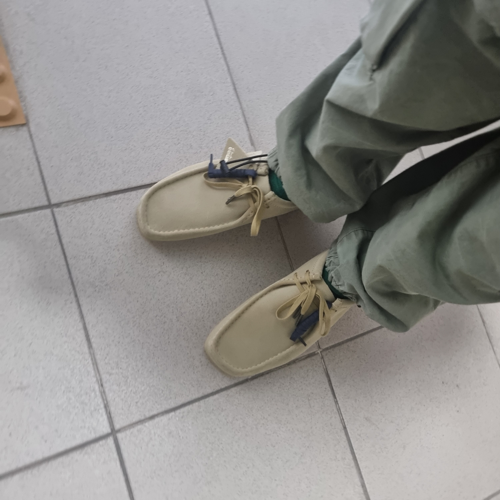 Clarks Wallabee Maple Suede 착용 스타일 - 2