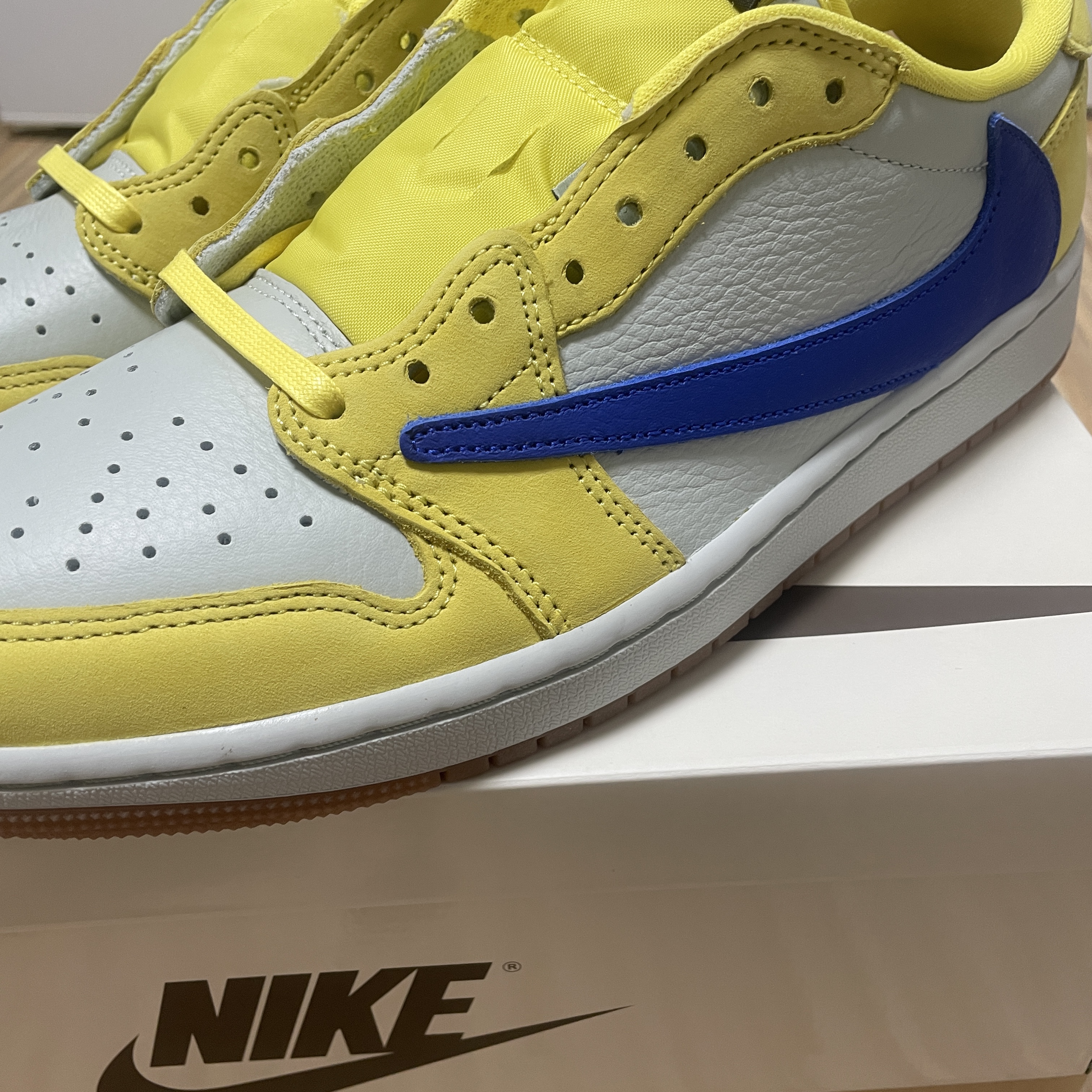 (W) Jordan 1 x Travis Scott Retro Low OG SP Canary 착용 스타일 - 2