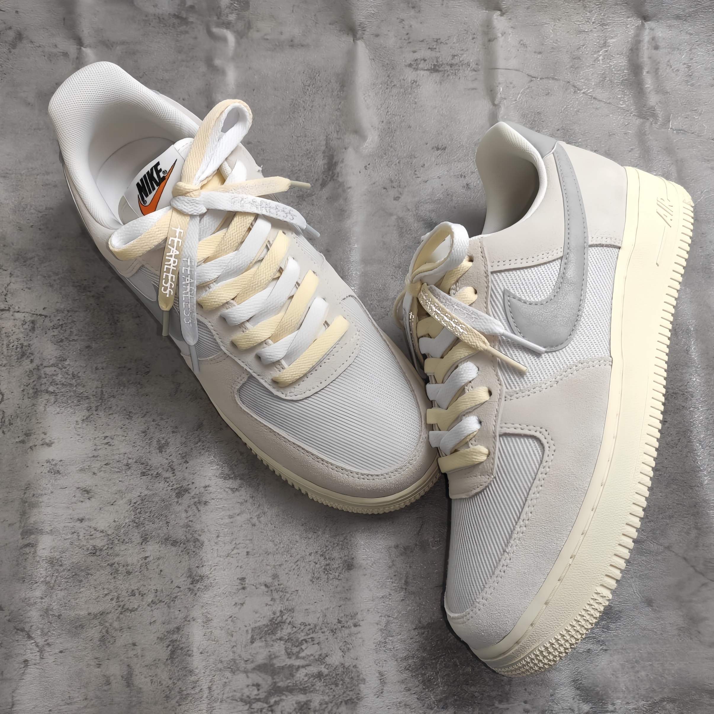 Nike Air Force 1 '07 LV8 Photon Dust and Sail 착용 스타일