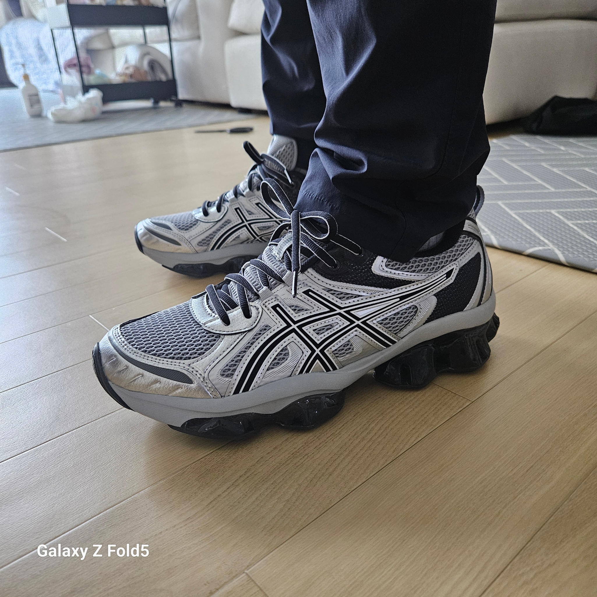 Asics Gel-Quantum Kinetic Mid Grey Pure Silver 착용 스타일 - 1