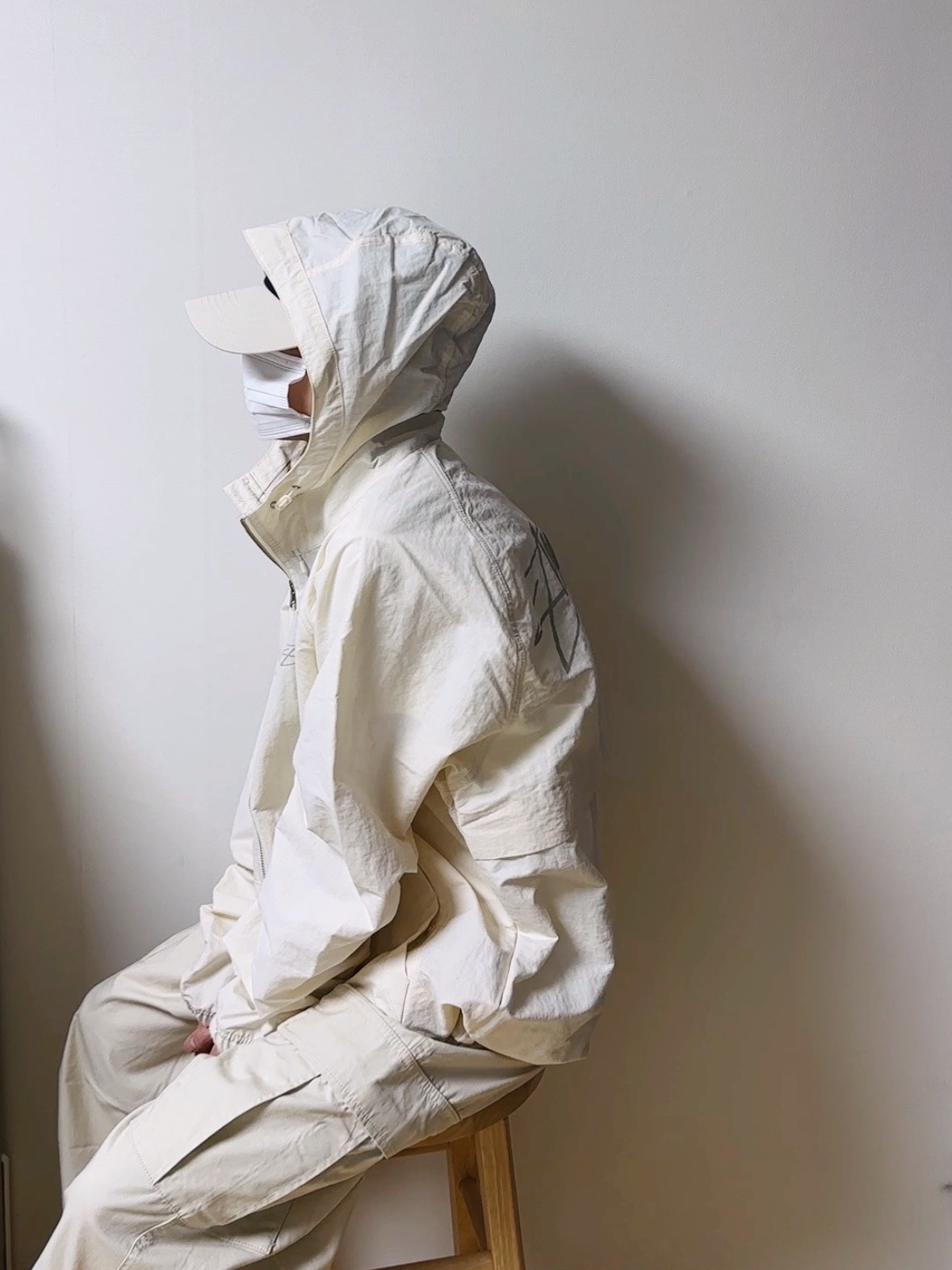 Stussy Wave Dye Beach Shell Jacket Bone 착용 스타일 - 1