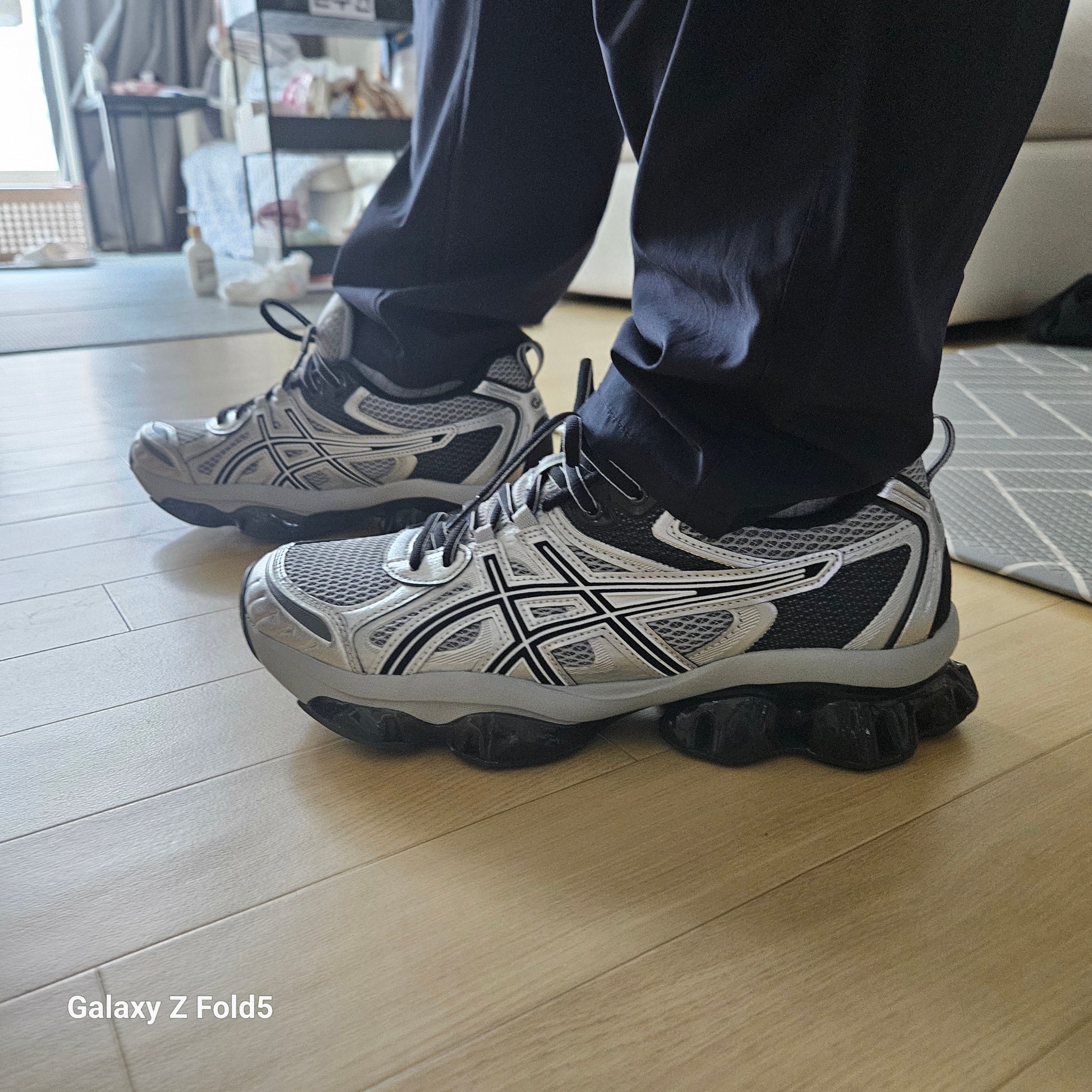 Asics Gel-Quantum Kinetic Mid Grey Pure Silver 착용 스타일 - 2