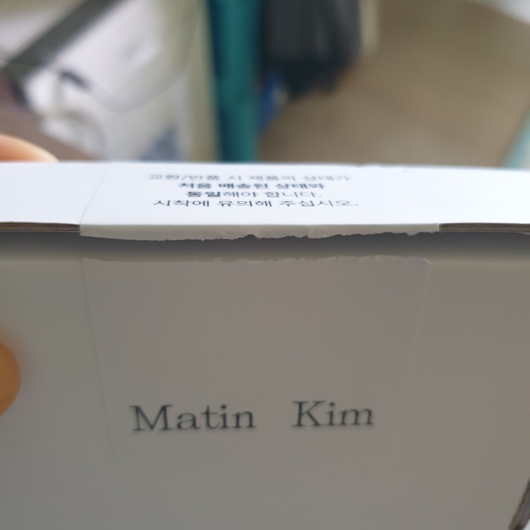 Matin Kim Vintage Card Wallet Black 착용 스타일