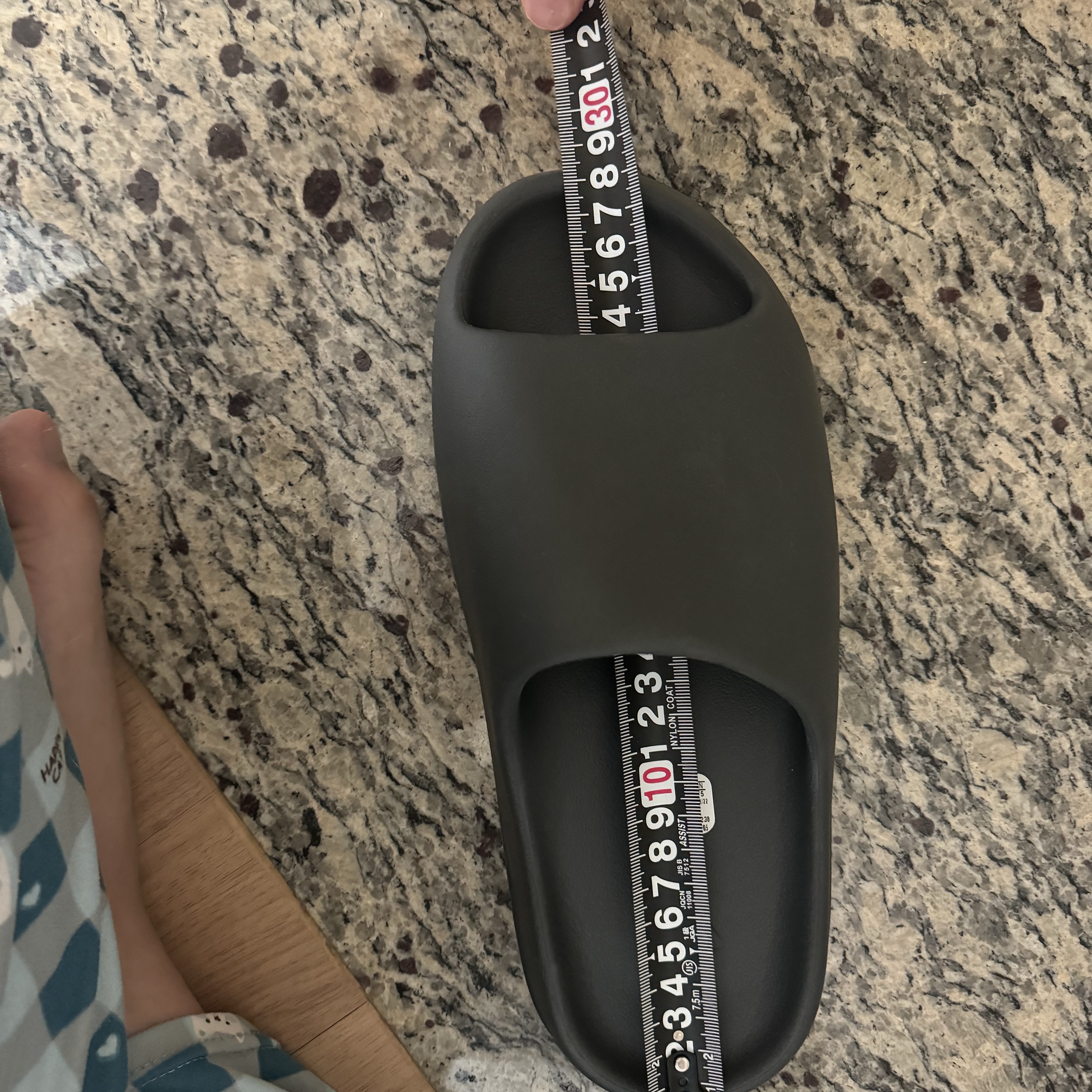 Adidas Yeezy Slide Granite 착용 스타일 - 3