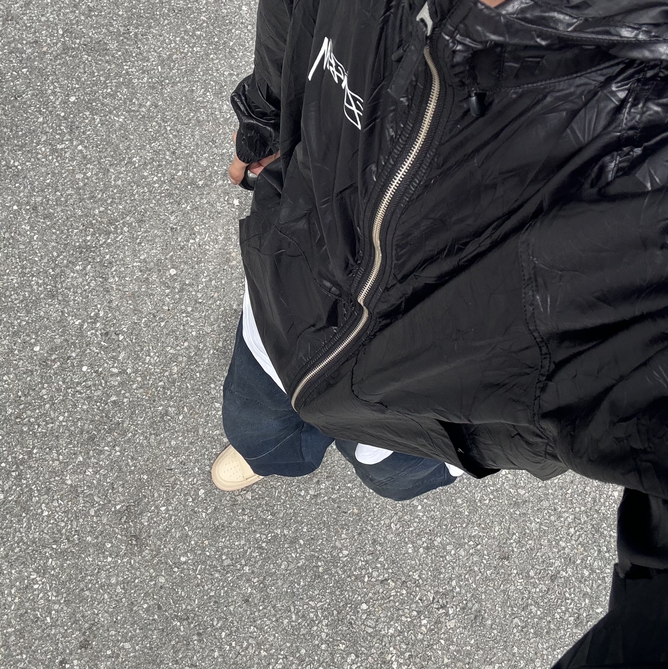 Stussy Beach Shell Wrinkled Nylon Jacket Black 착용 스타일