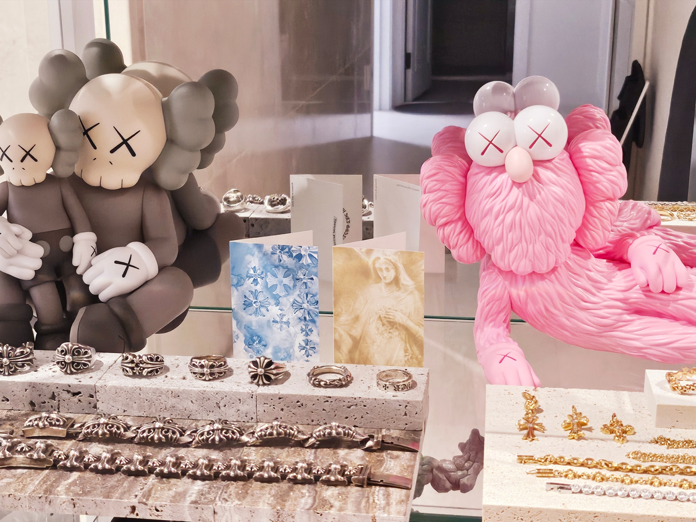 Kaws Holiday Changbai Mountain Vinyl Figure Brown, Kaws Time Off Vinyl Figure Pink 착용 스타일