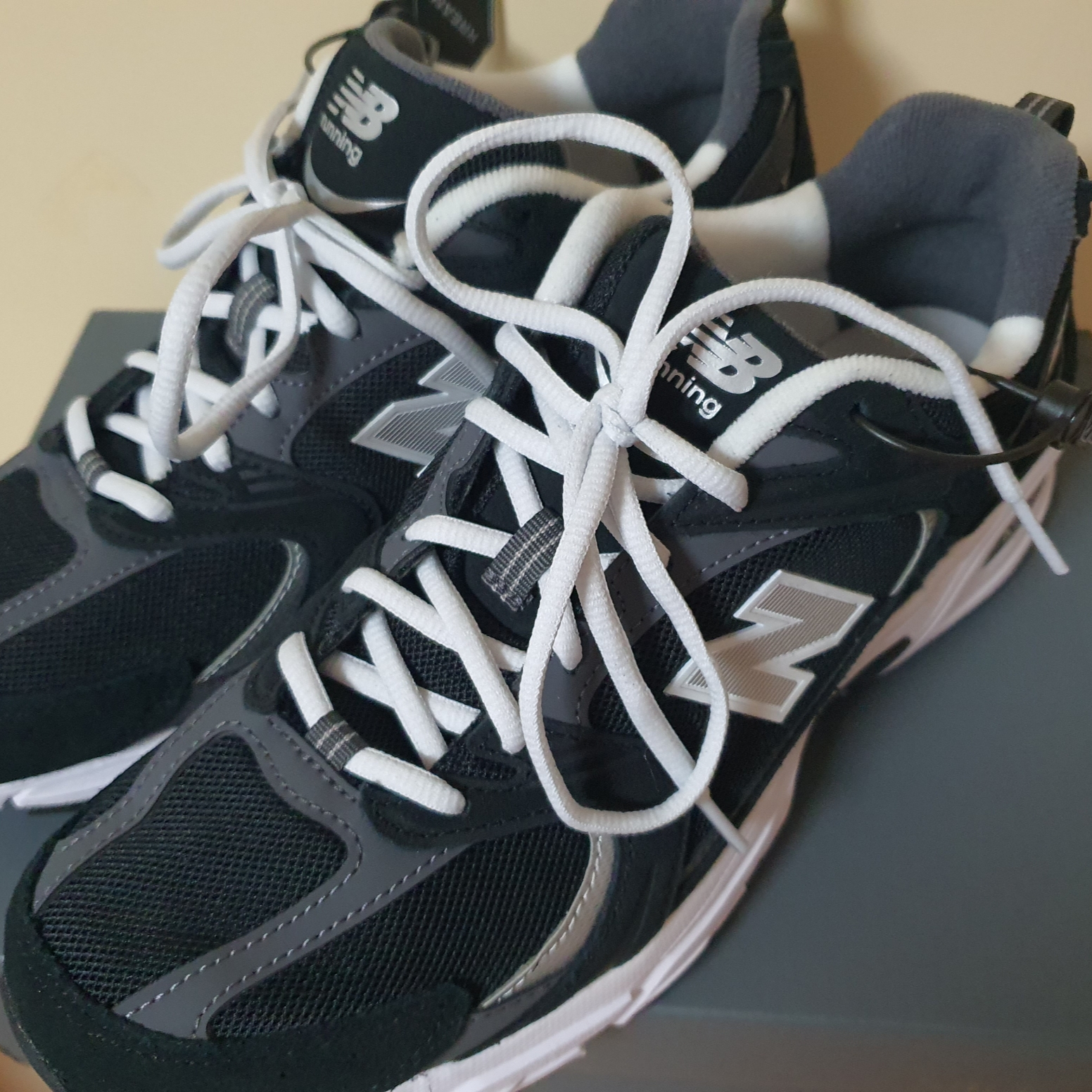 New Balance 530 Classic Black 착용 스타일