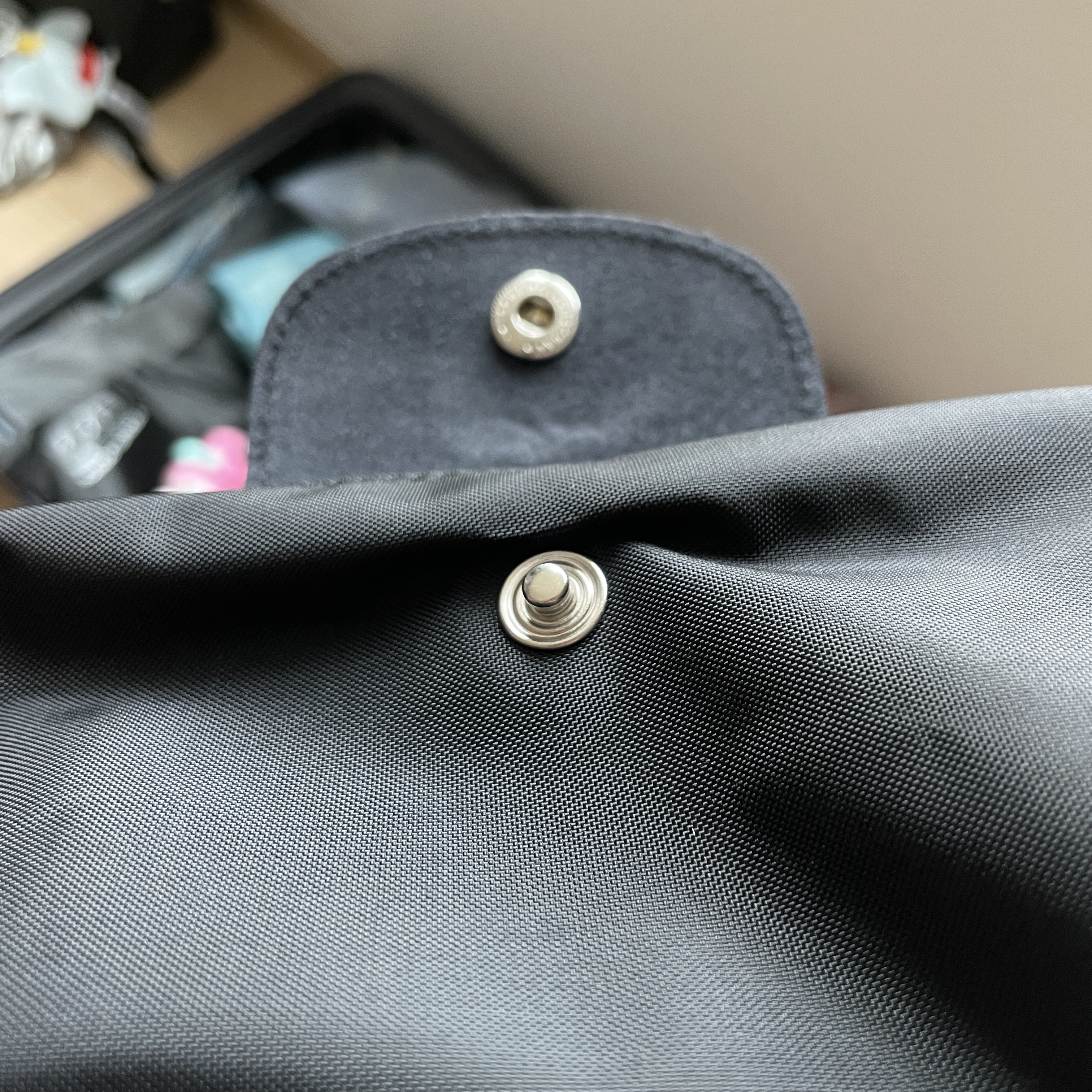 Longchamp Le Pliage Green Handle Pouch Black 착용 스타일 - 3