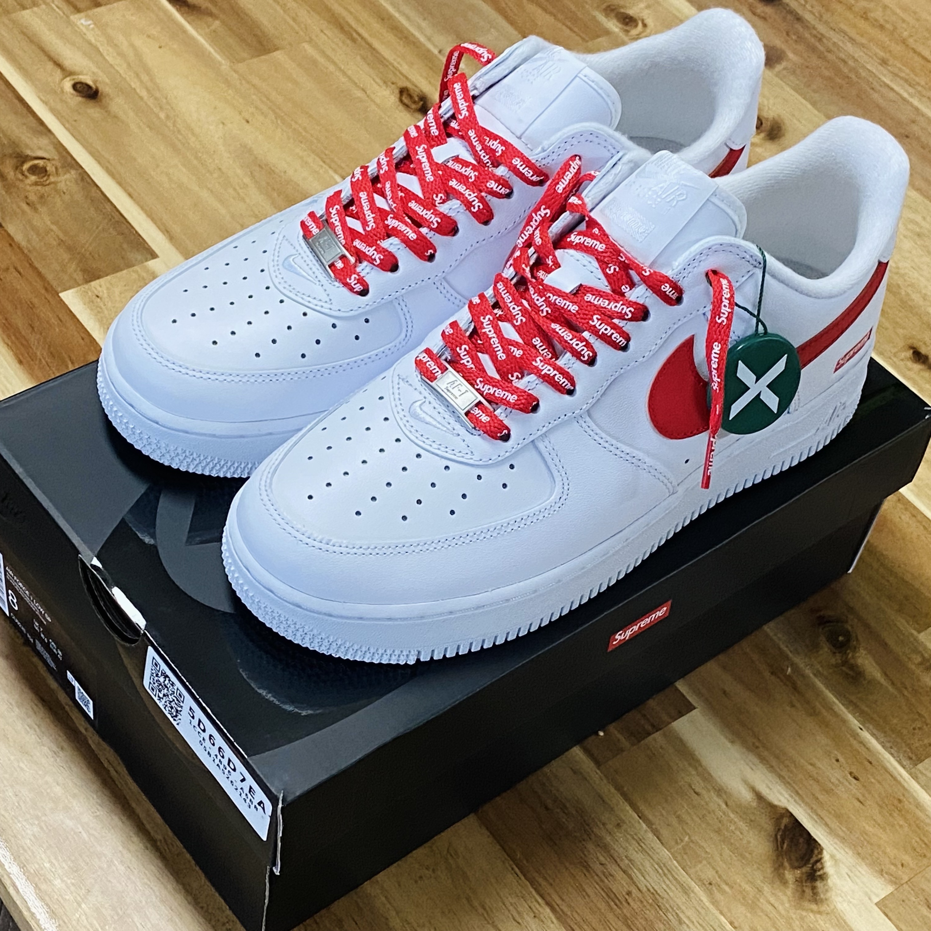 Nike x Supreme Air Force 1 Low White Speed Red - Shanghai Store Exclusive 착용 스타일 - 1