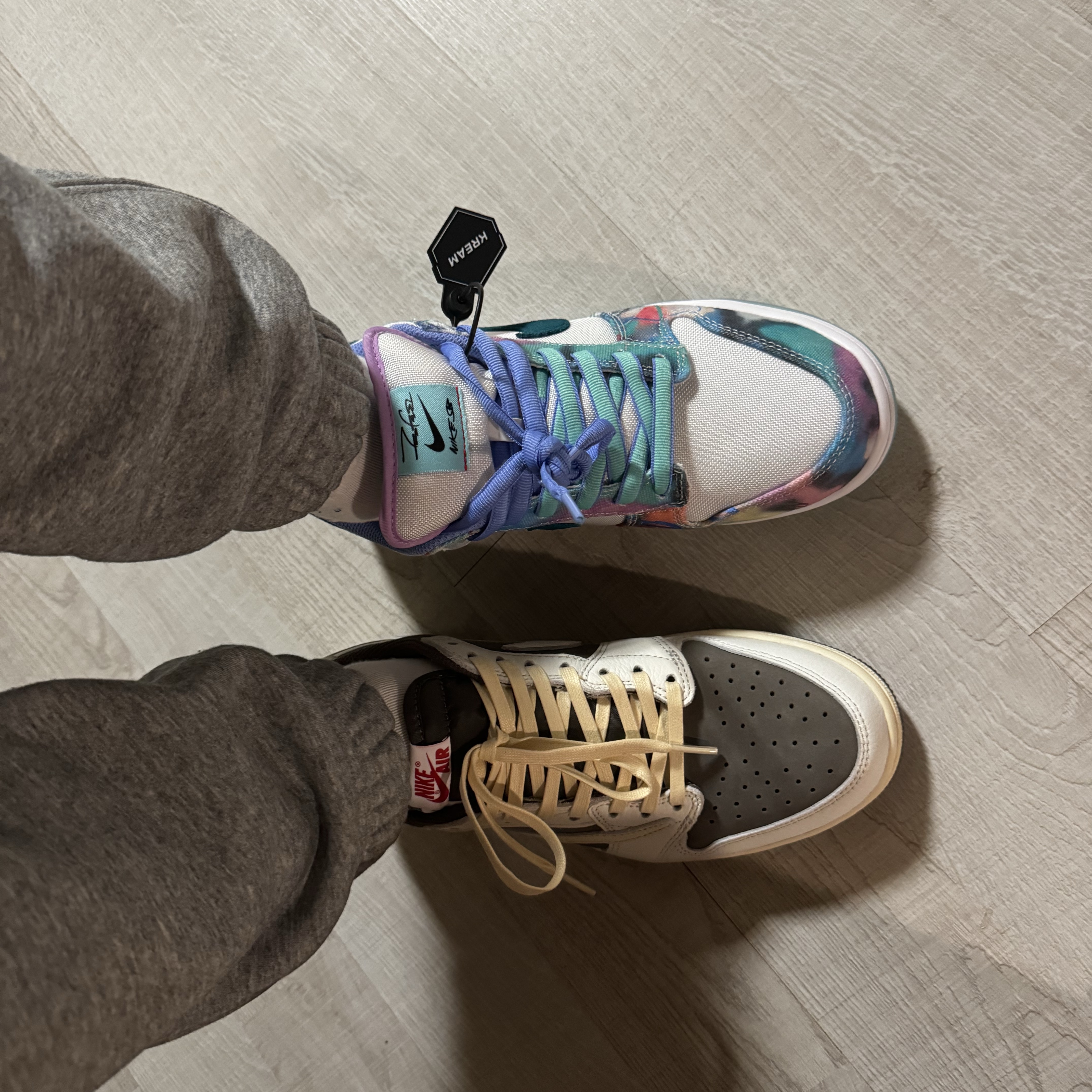 Nike x Futura Laboratories SB Dunk Low OG QS White and Geode Teal, Jordan 1 x Travis Scott Retro Low OG SP Sail and Ridgerock 착용 스타일