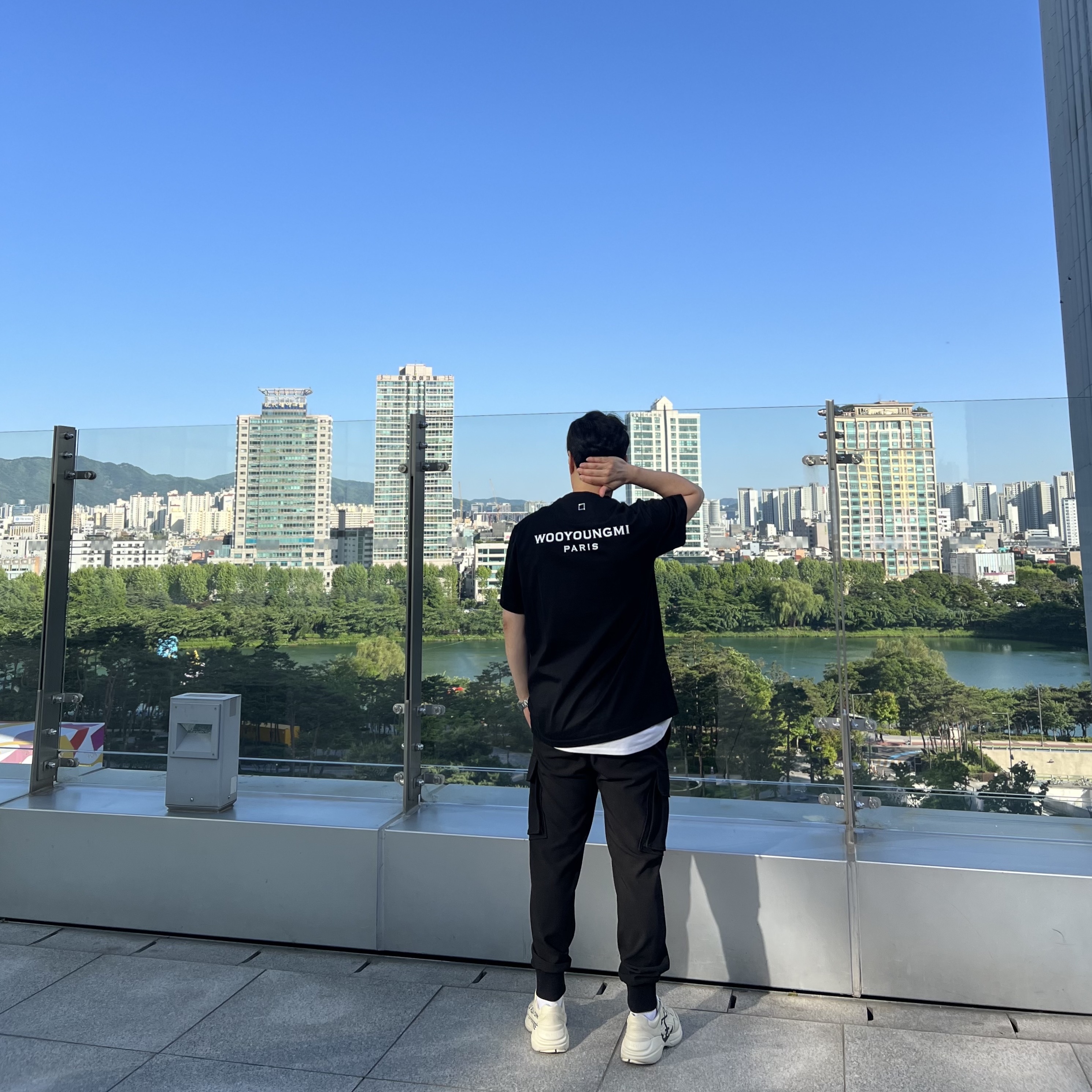 Wooyoungmi Cotton Back Logo T-Shirt Black - 23FW, Bottega Veneta Urban Leather Crossbody Cassette Black Silver 착용 스타일 - 2