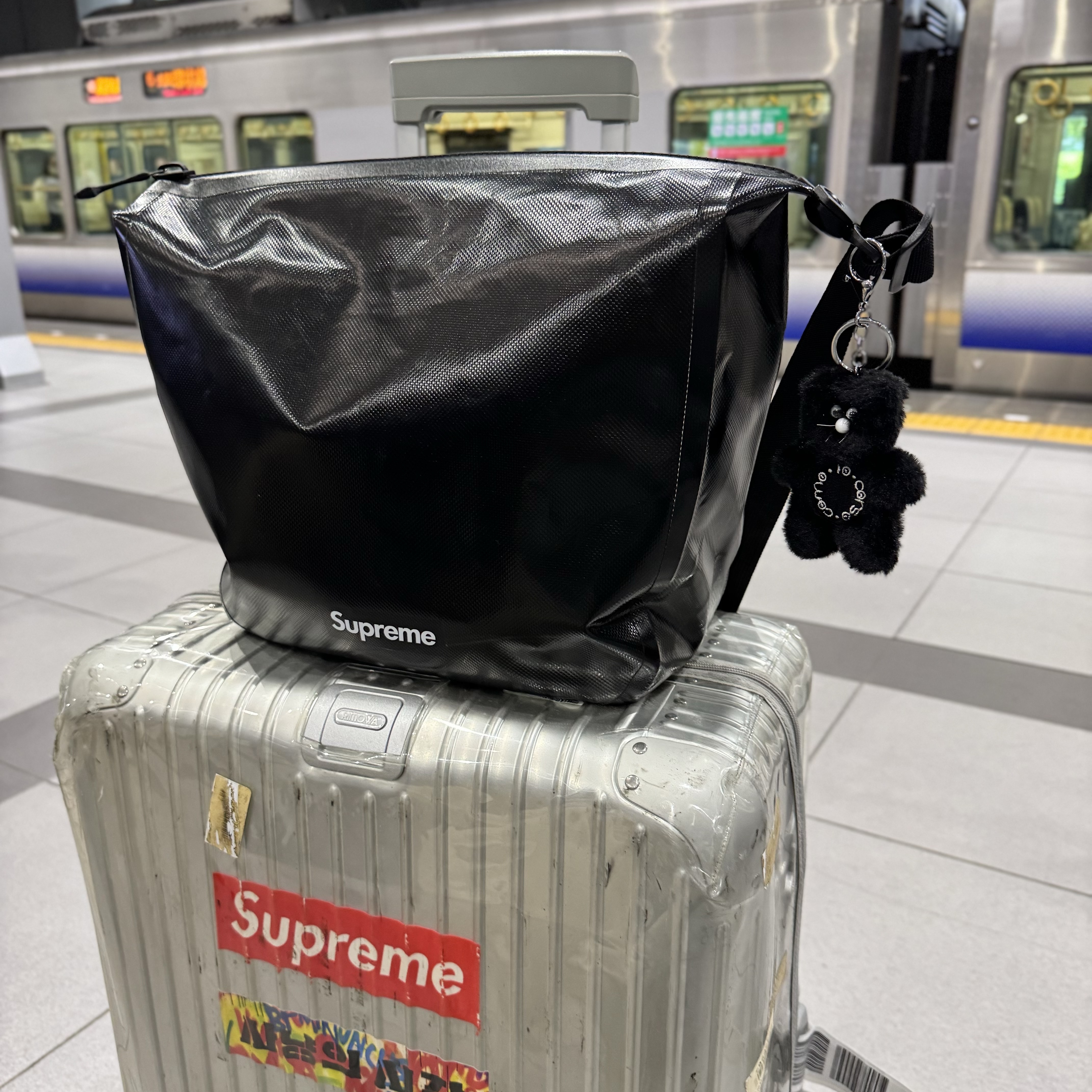 Supreme x Ortlieb Small Messenger Bag Black - 24SS, Rimowa Original Check-In Large Aluminium Suitcase Silver 착용 스타일
