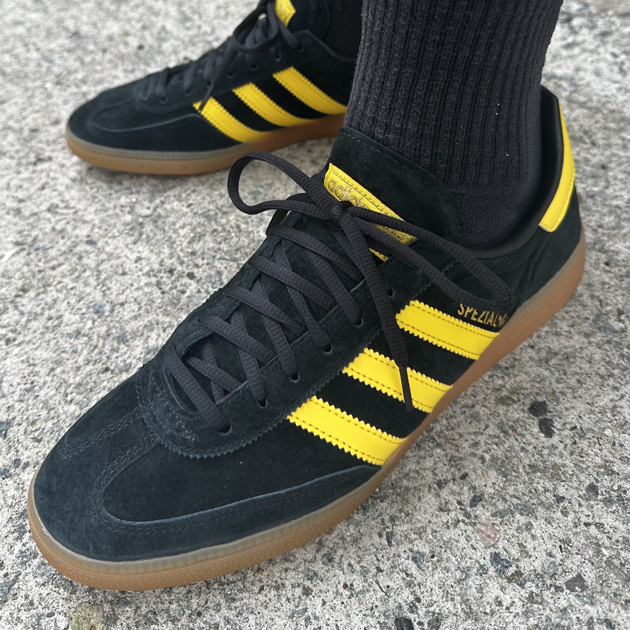 Adidas Spezial Handball Core Black Yellow 착용 스타일