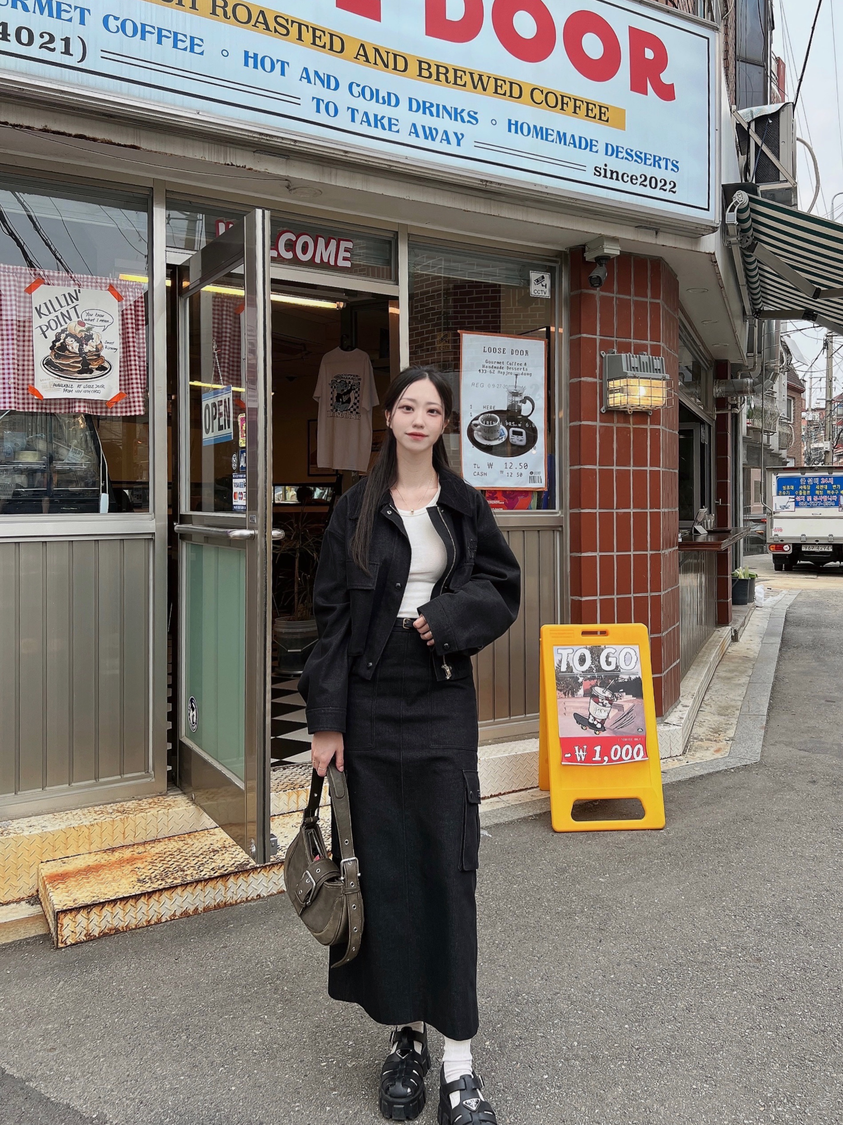(W) Prada Rubber Sandal Black 착용 스타일 - 1