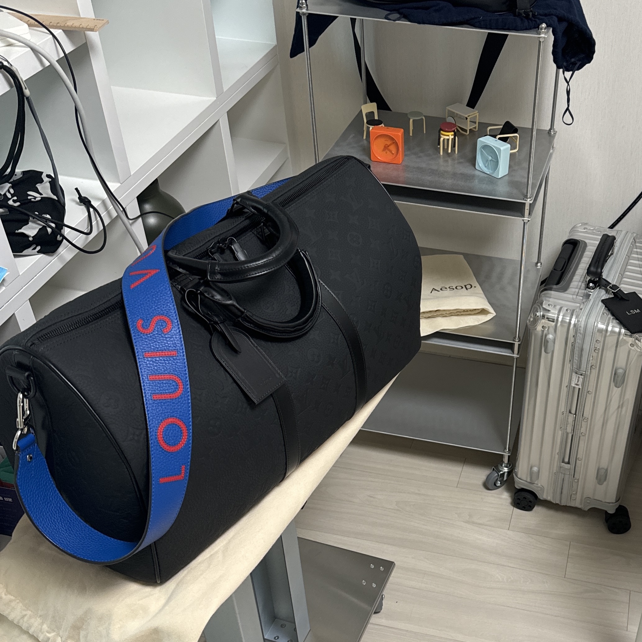Louis Vuitton Keepall Bandouliere 50 Taurillon Monogram Black, Rimowa Classic Cabin Aluminum Silver 착용 스타일 - 1