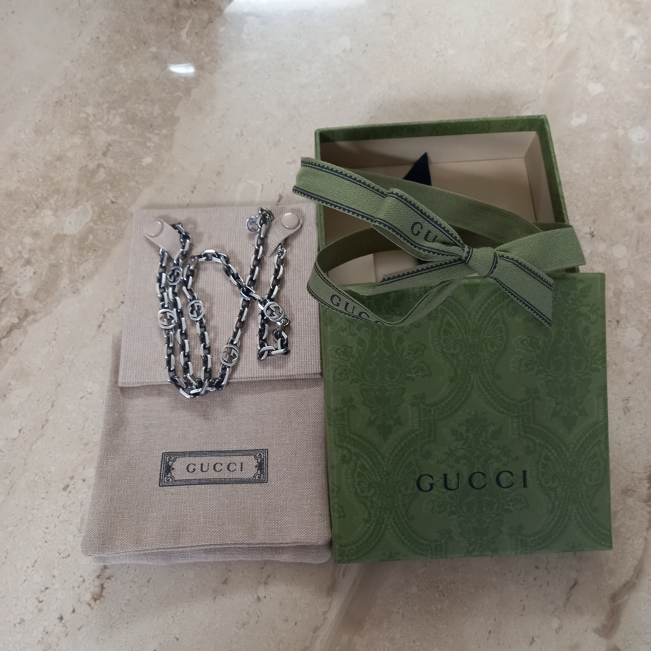 Gucci Silver Necklace With Interlocking G Silver Aged Finish, Celine Medium Messenger Bag in Triomphe Canvas with Celine Print Black 착용 스타일 - 2