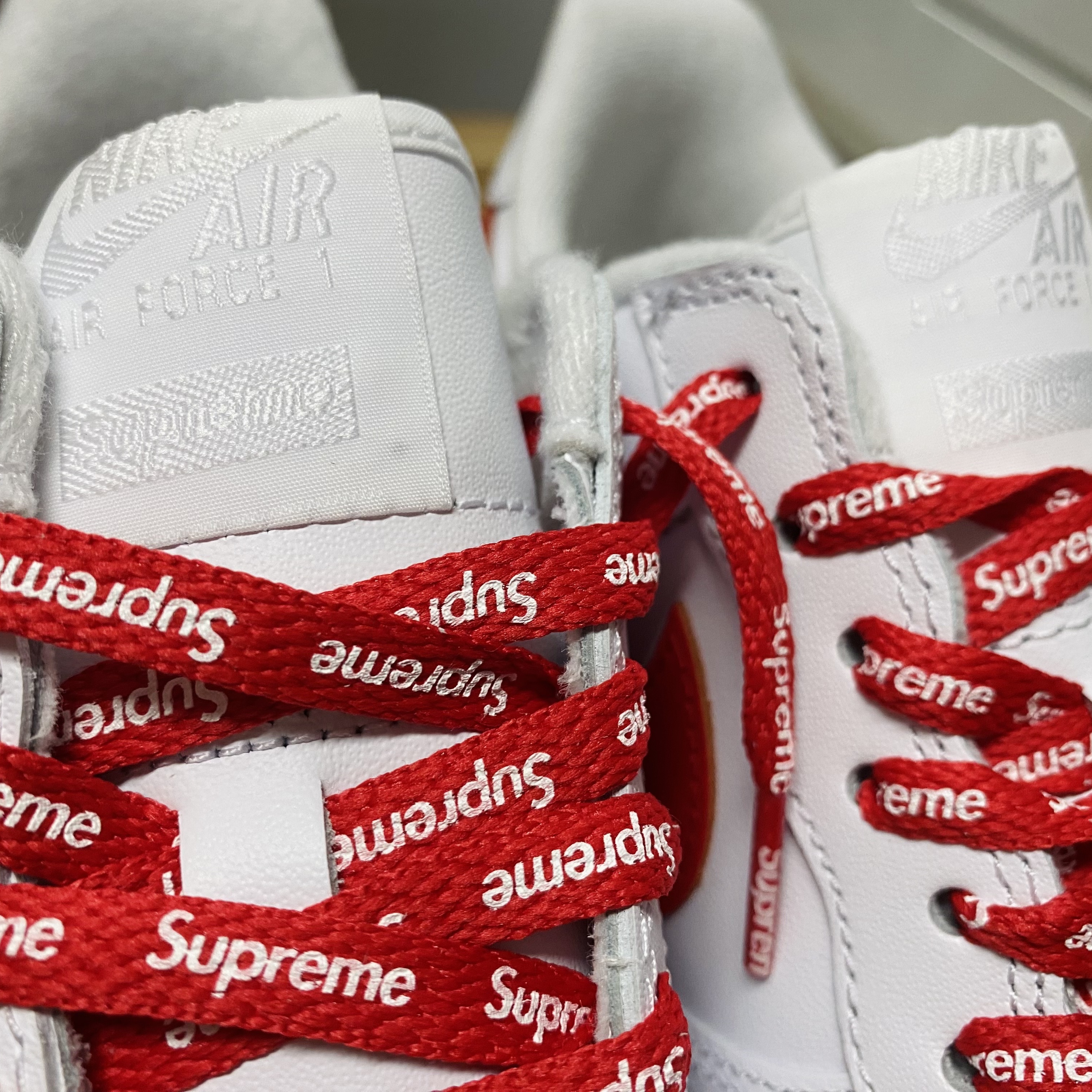 Nike x Supreme Air Force 1 Low White Speed Red - Shanghai Store Exclusive 착용 스타일 - 5