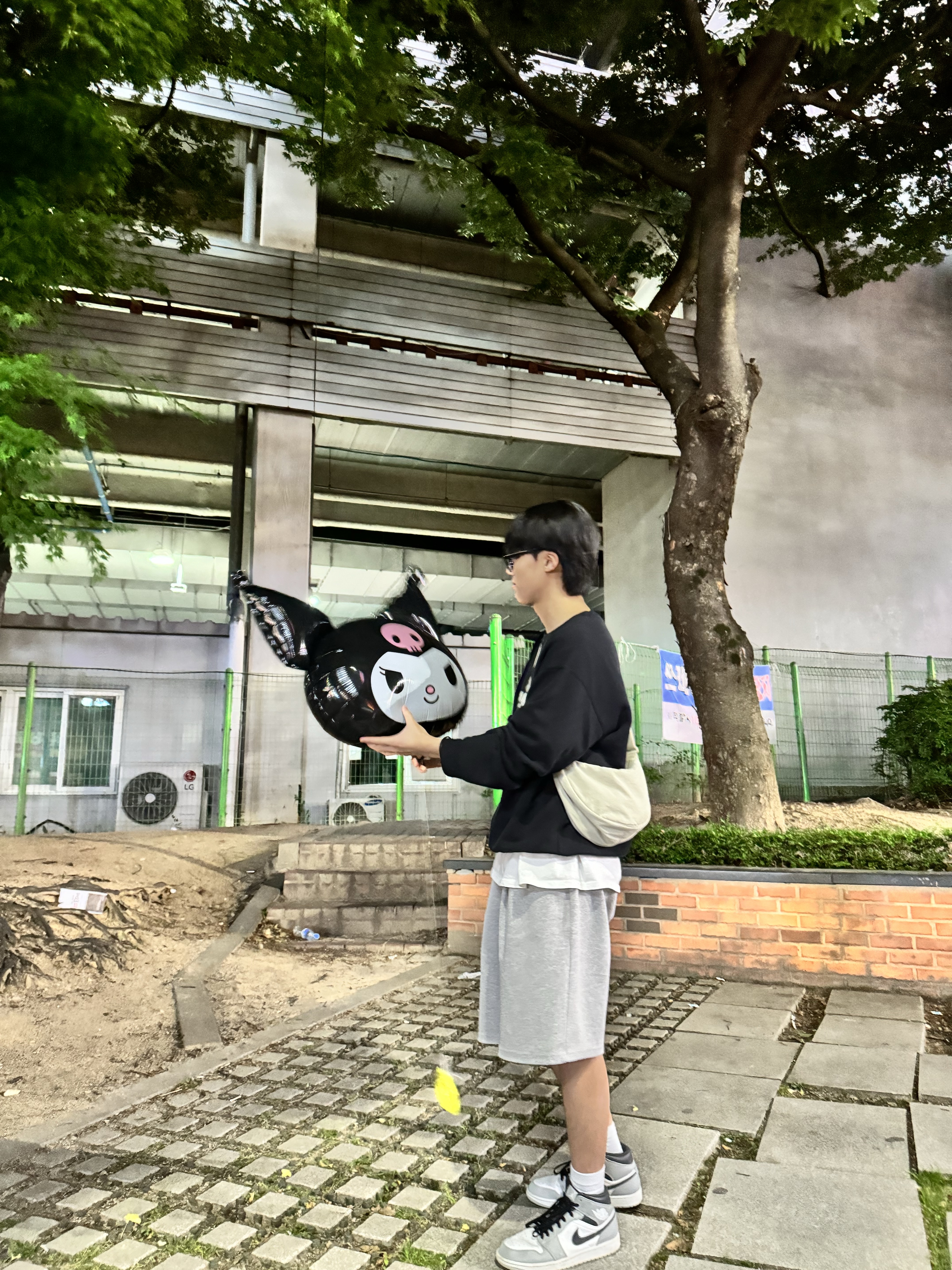 Jordan 1 Mid Light Smoke Grey Anthracite, Uniqlo UT x Kaws Long Sleeve Sweatshirt Black 착용 스타일 - 1