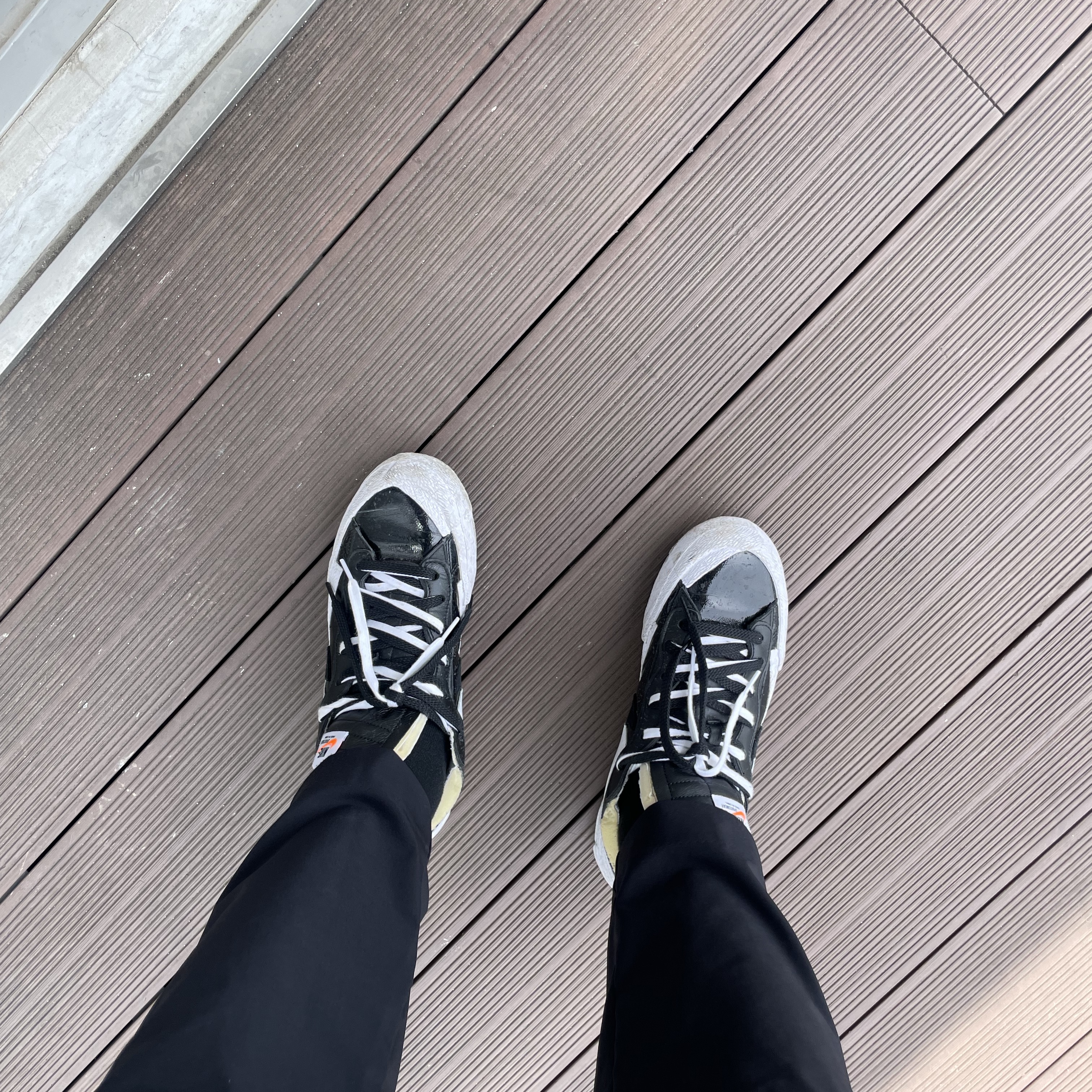Nike x Sacai Blazer Low Black Patent Leather 착용 스타일 - 1