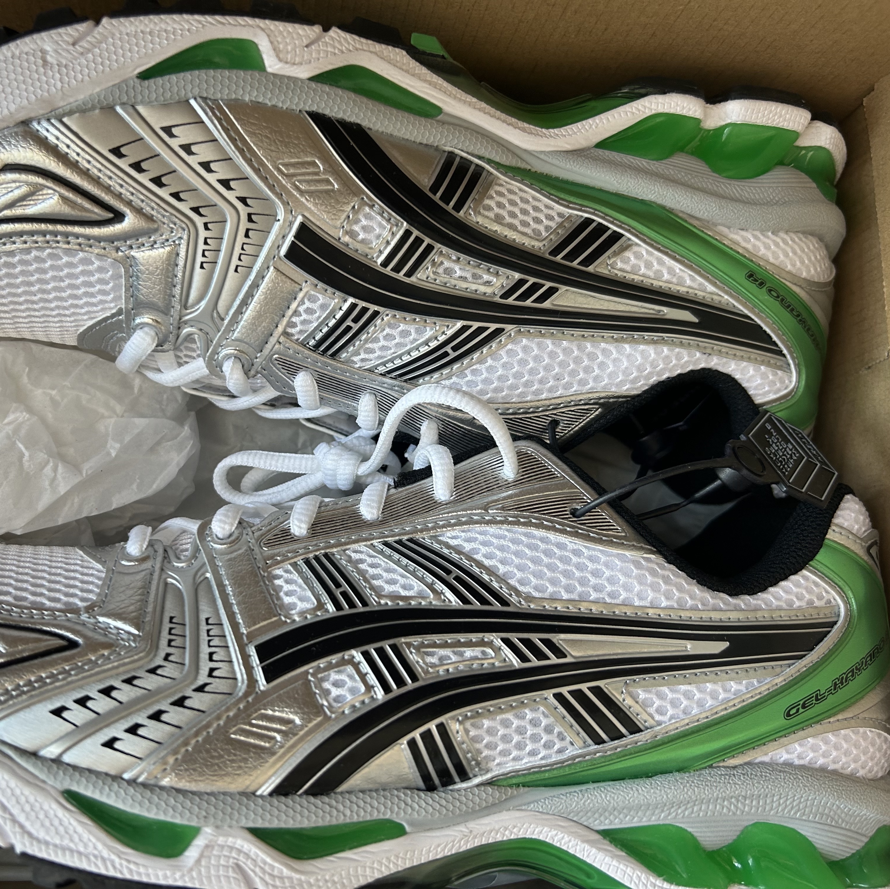 Asics Gel-Kayano 14 White Malachite Green 착용 스타일