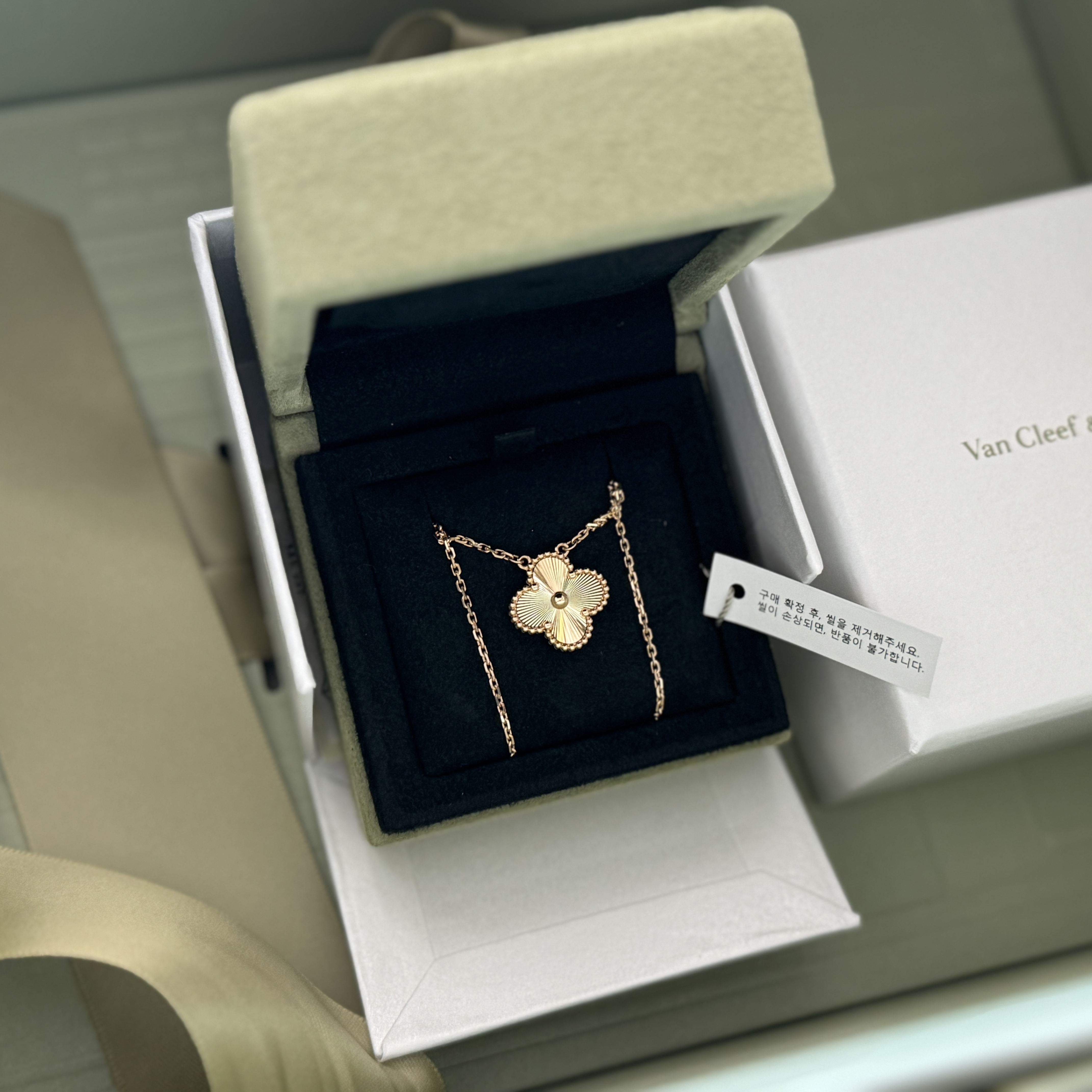 (W) Van Cleef & Arpels Vintage Alhambra Pendant Guilloche Yellow Gold 착용 스타일 - 4