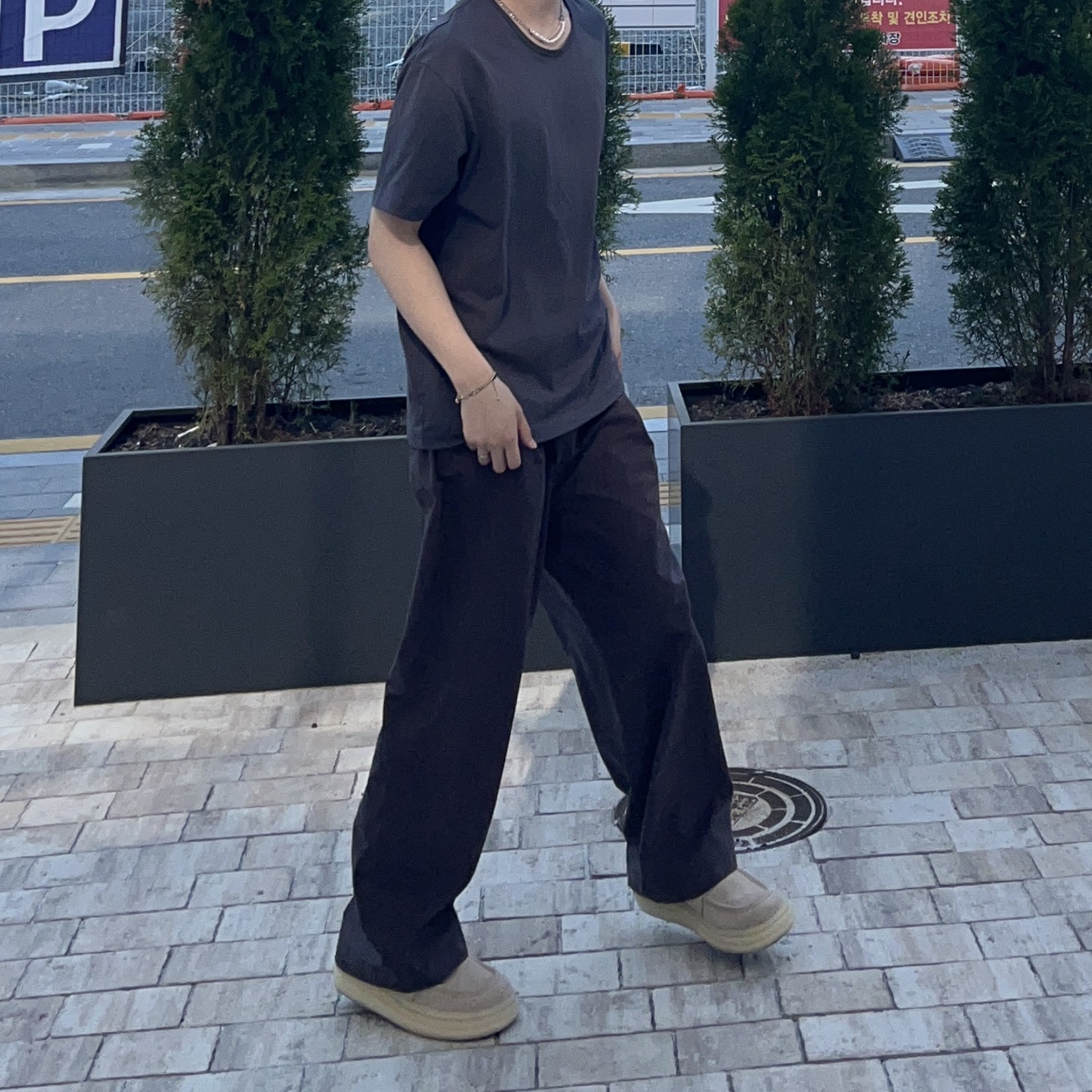 DIVEIN Vern One Tuck Wide Chino Pants Charcoal Purple 착용 스타일