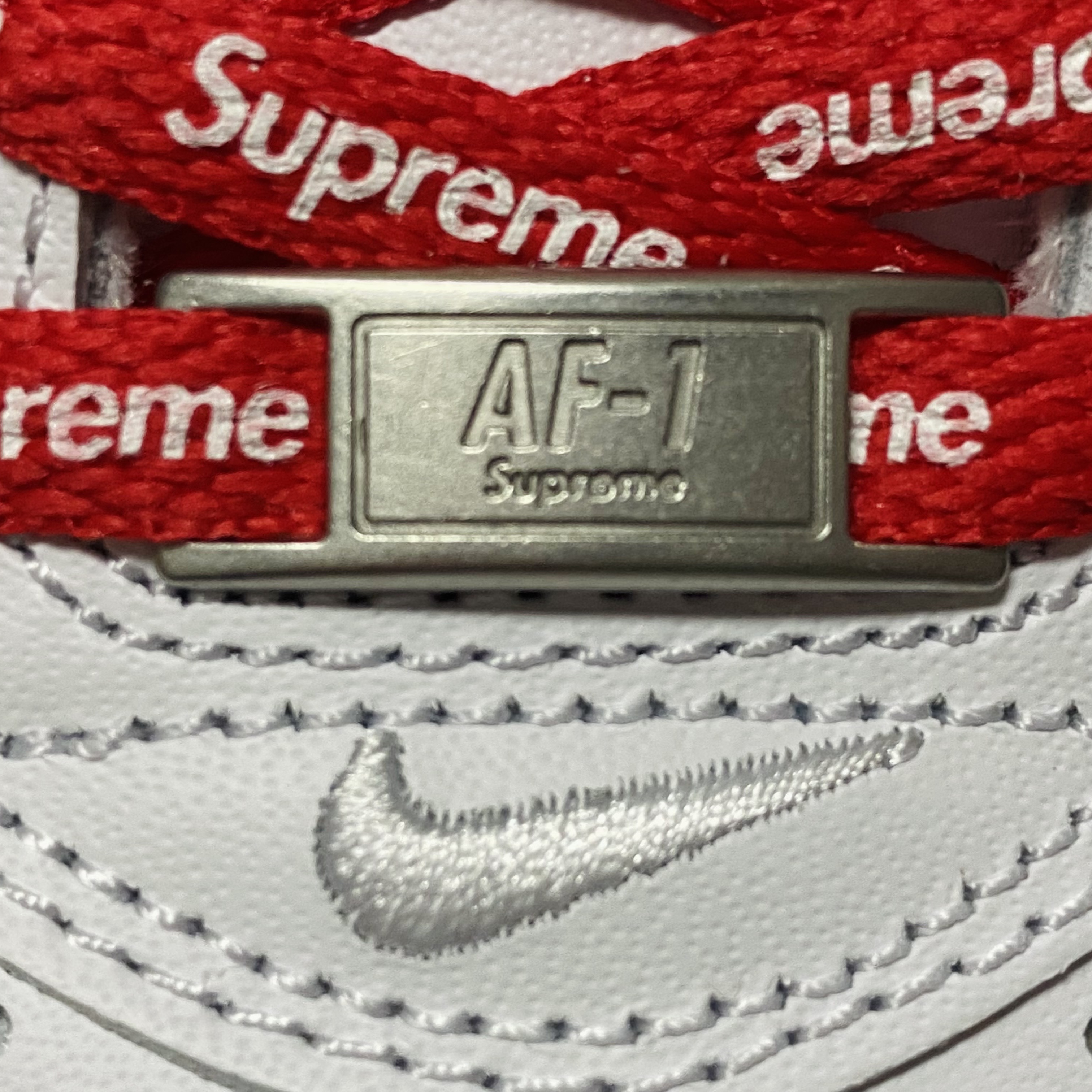 Nike x Supreme Air Force 1 Low White Speed Red - Shanghai Store Exclusive 착용 스타일 - 4