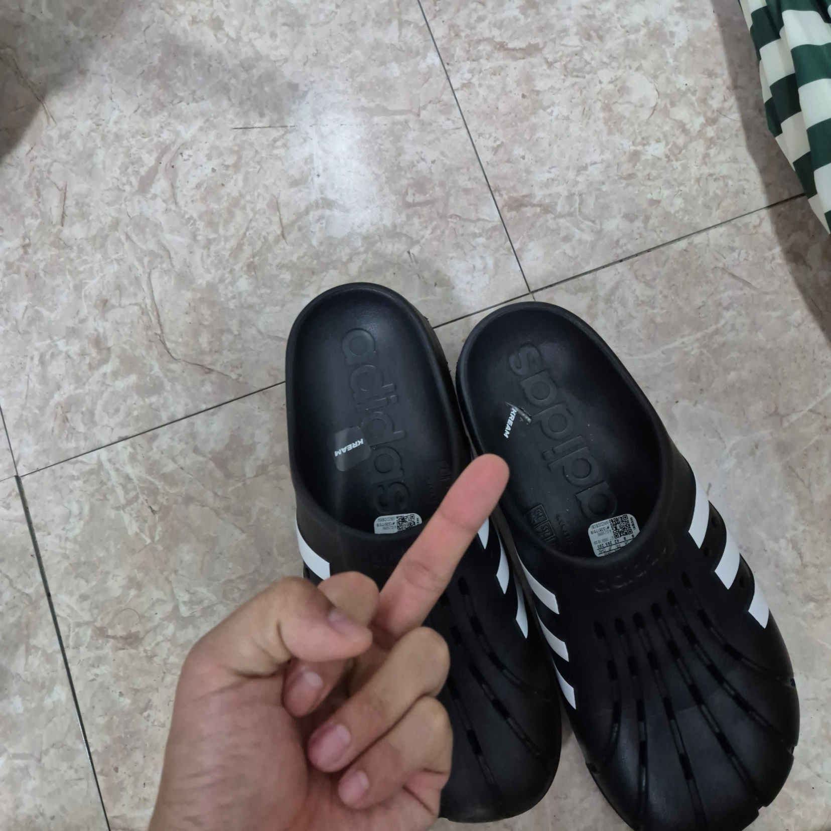 Adidas Adilette Clog Black White 착용 스타일
